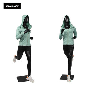 หุ่นโชว์เสื้อผ้าท่าวิ่ง