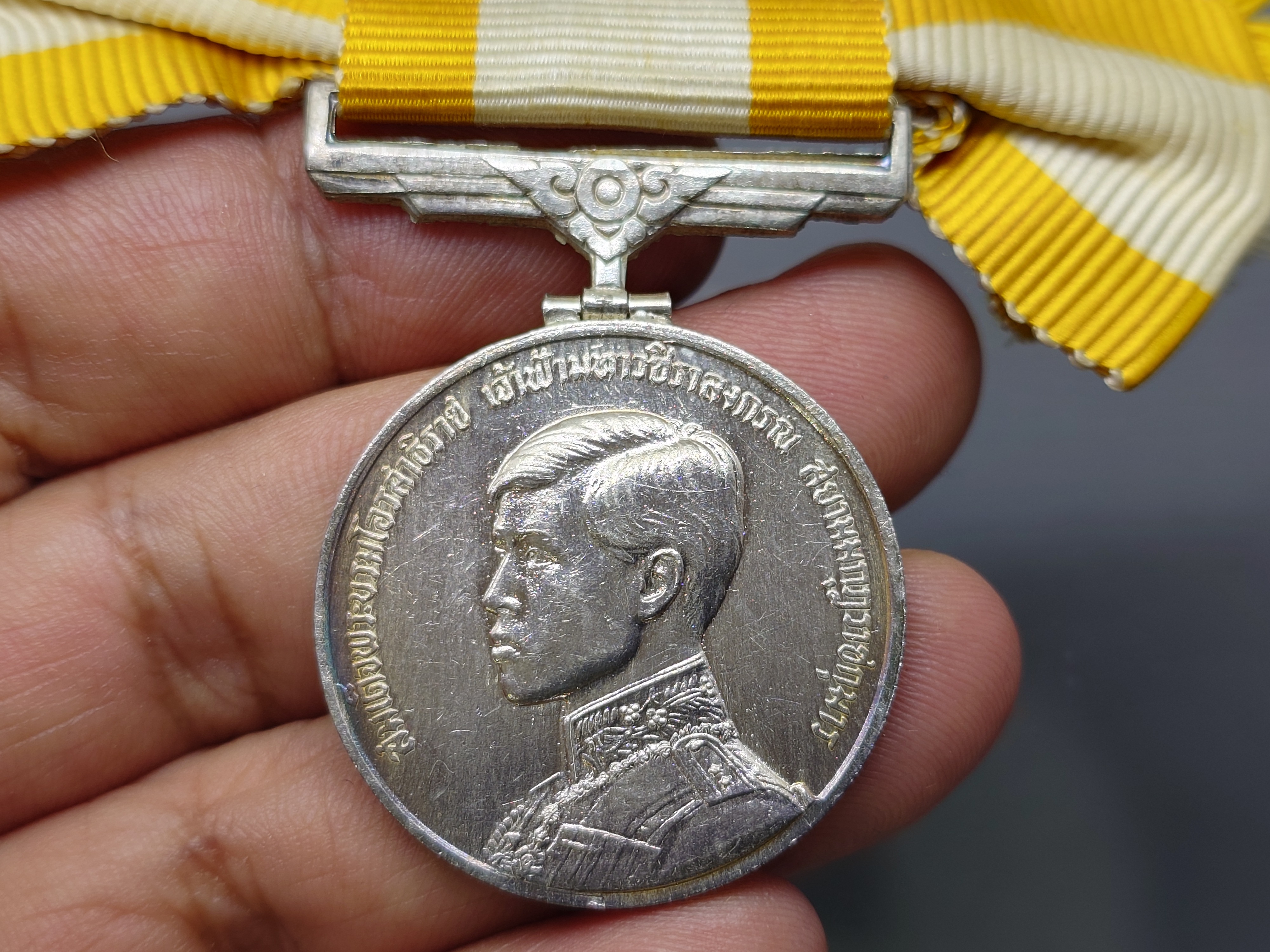 เหรียญประดับแพรแถบ เนื้อเงิน ที่ระลึกพระราชพิธีสถาปนาสมเด็จพระบรมโอรสาธิราช (ร.10) ปี2515 แบบผู้หญิง แพรเดิมๆ