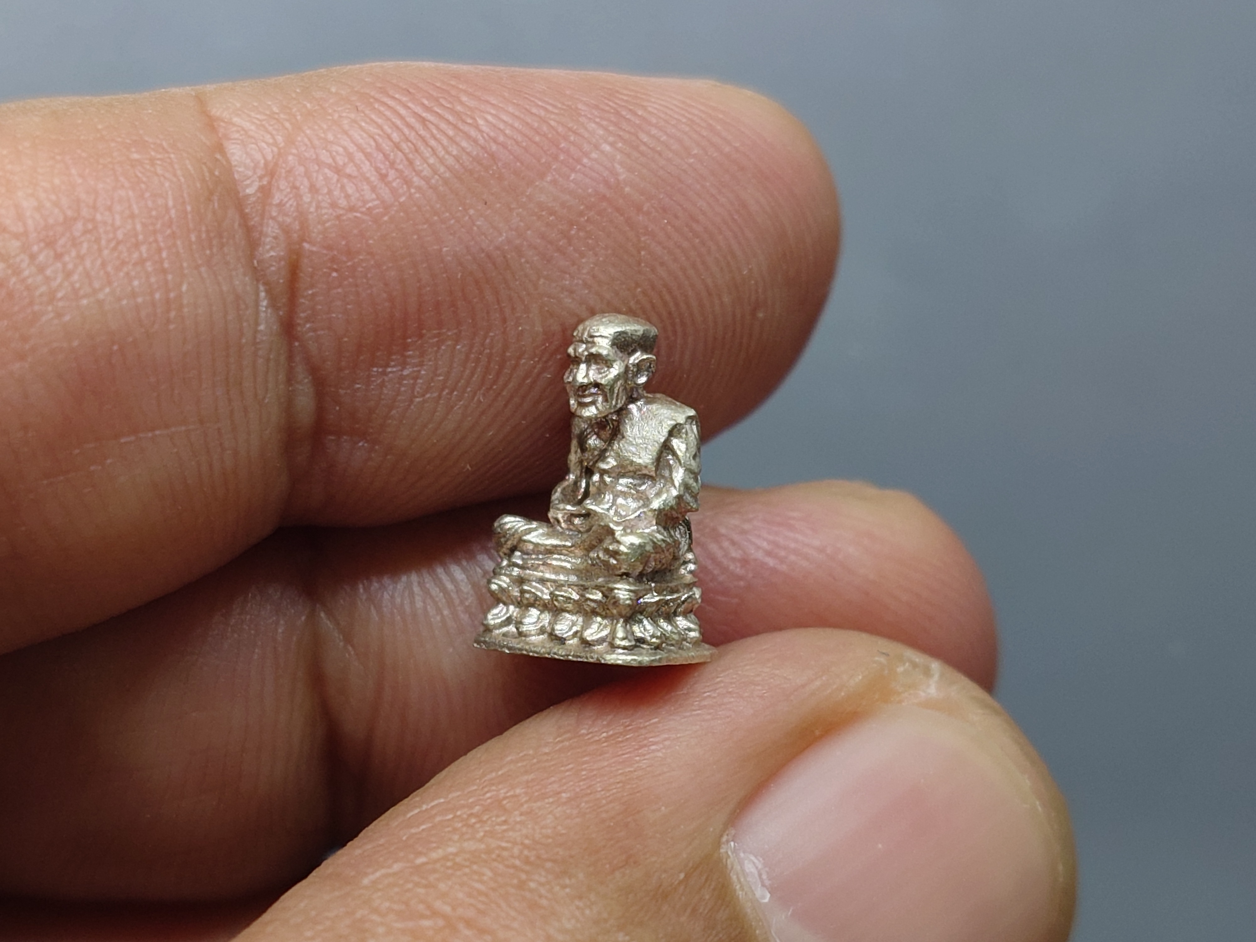 หลวงปู่ทวด หัวไม้ขีด พิมพ์แขนทะลุ เนื้อเงิน (ลอยองค์ จิ๋ว) อาจารย์นอง ปลุกเสก วัดช้างให้ ปี2535 พร้อมซองเดิม