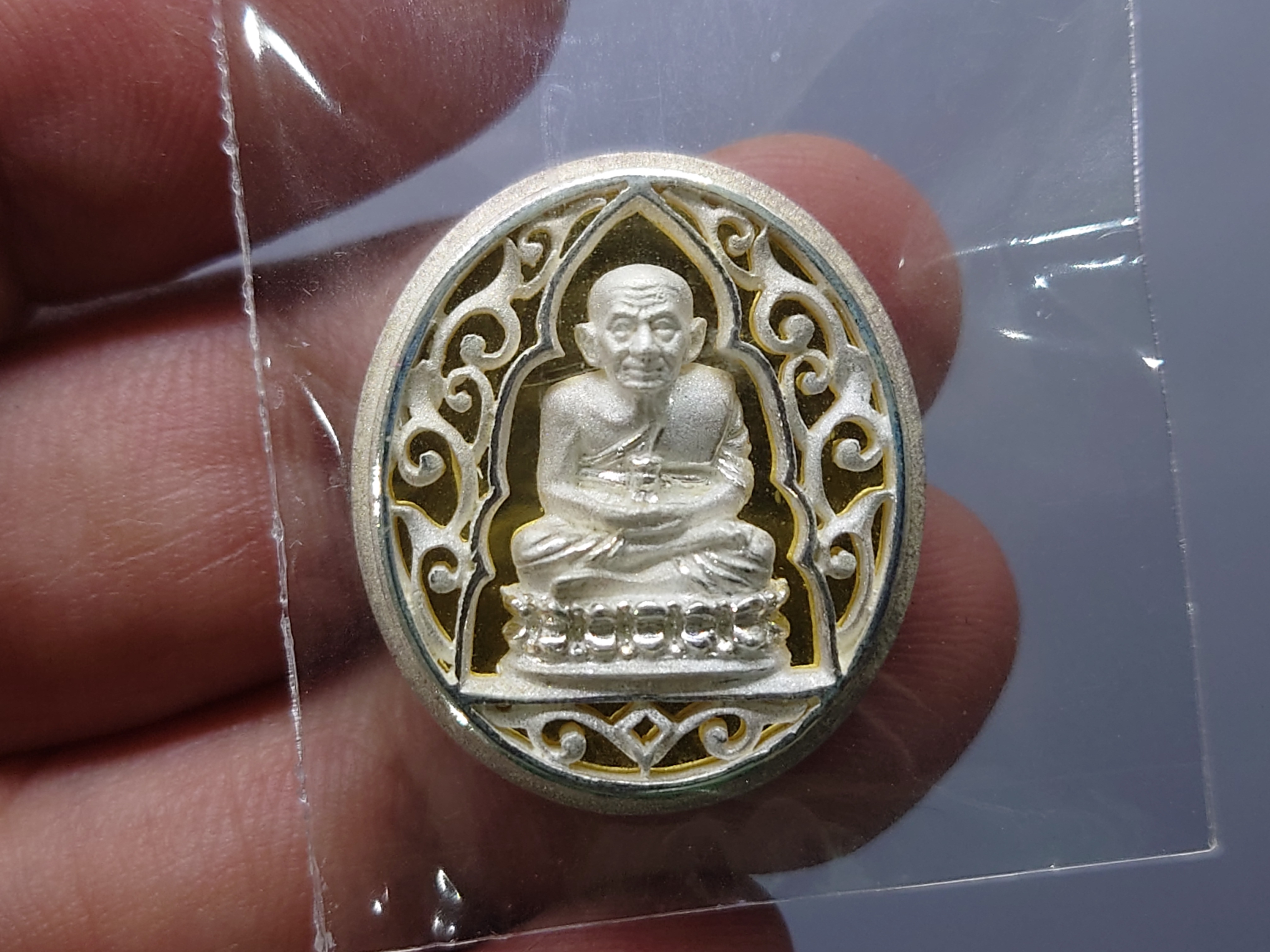 เหรียญหลวงปู่ทวด เนื้อเงิน รุ่นมงคลบารมี วัดประสาทบุญญาวาส พิมพ์วงรี ใหญ่ รูปไข่ ขนาดสูง 2.5 ซม. พ.ศ.2545 พร้อมกล่องเดิม