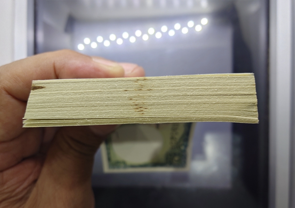 ธนบัตร 1 บาท (ยกแหนบ เรียงเลข 100 ใบ) แบบ 9 รุ่น 6 ไม่ผ่านใช้ เก่าเก็บ เหลืองขอบนิด