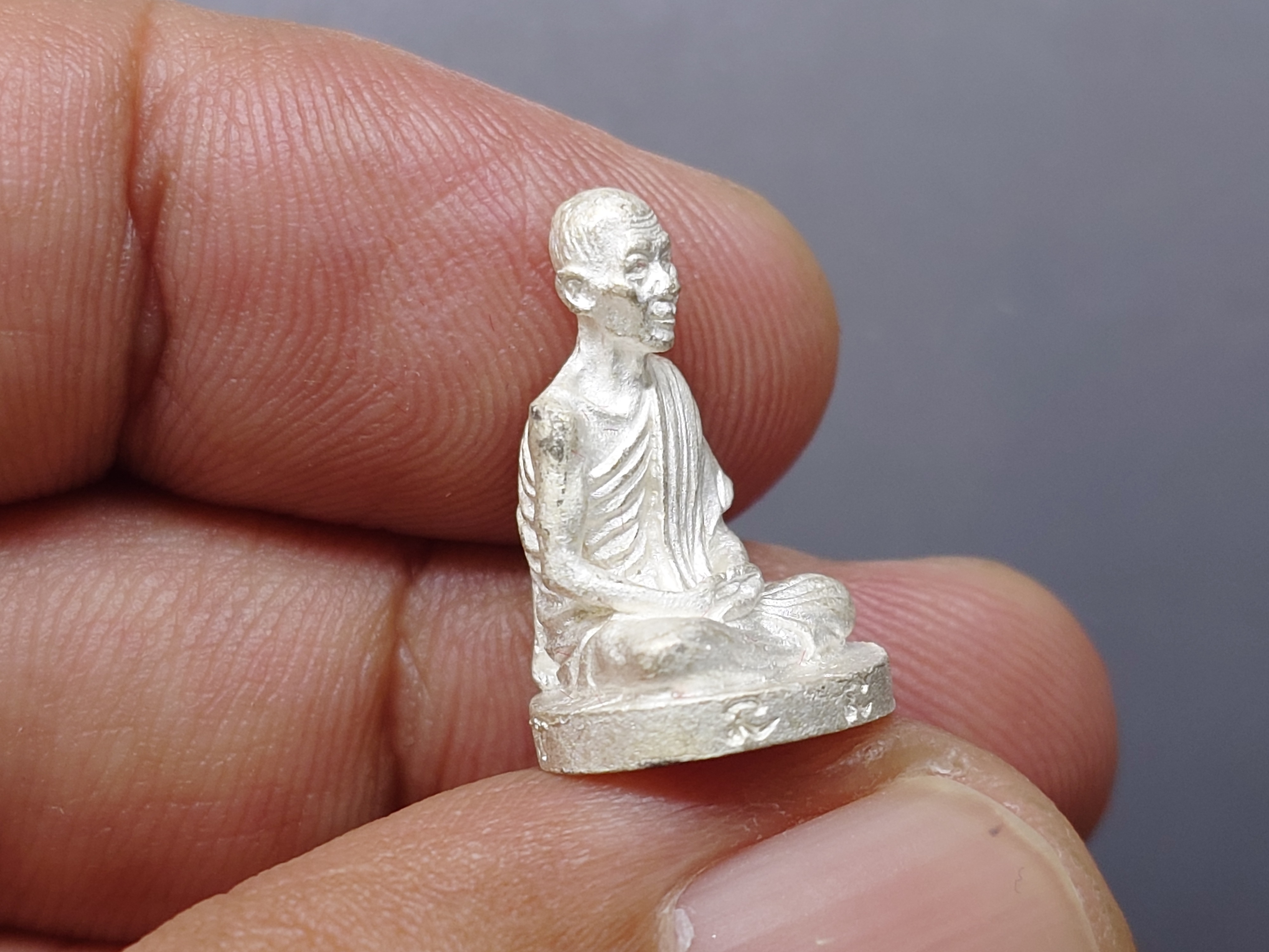 หลวงพ่อเกษม เขมโก ลอยองค์ เนื้อเงิน อธิษฐานจิตปลุกเสกโดย หลวงพ่อเกษม เขมโก สำนักสุสานไตรลักษณ์ ลำปาง ปี2537 ตลับเดิม