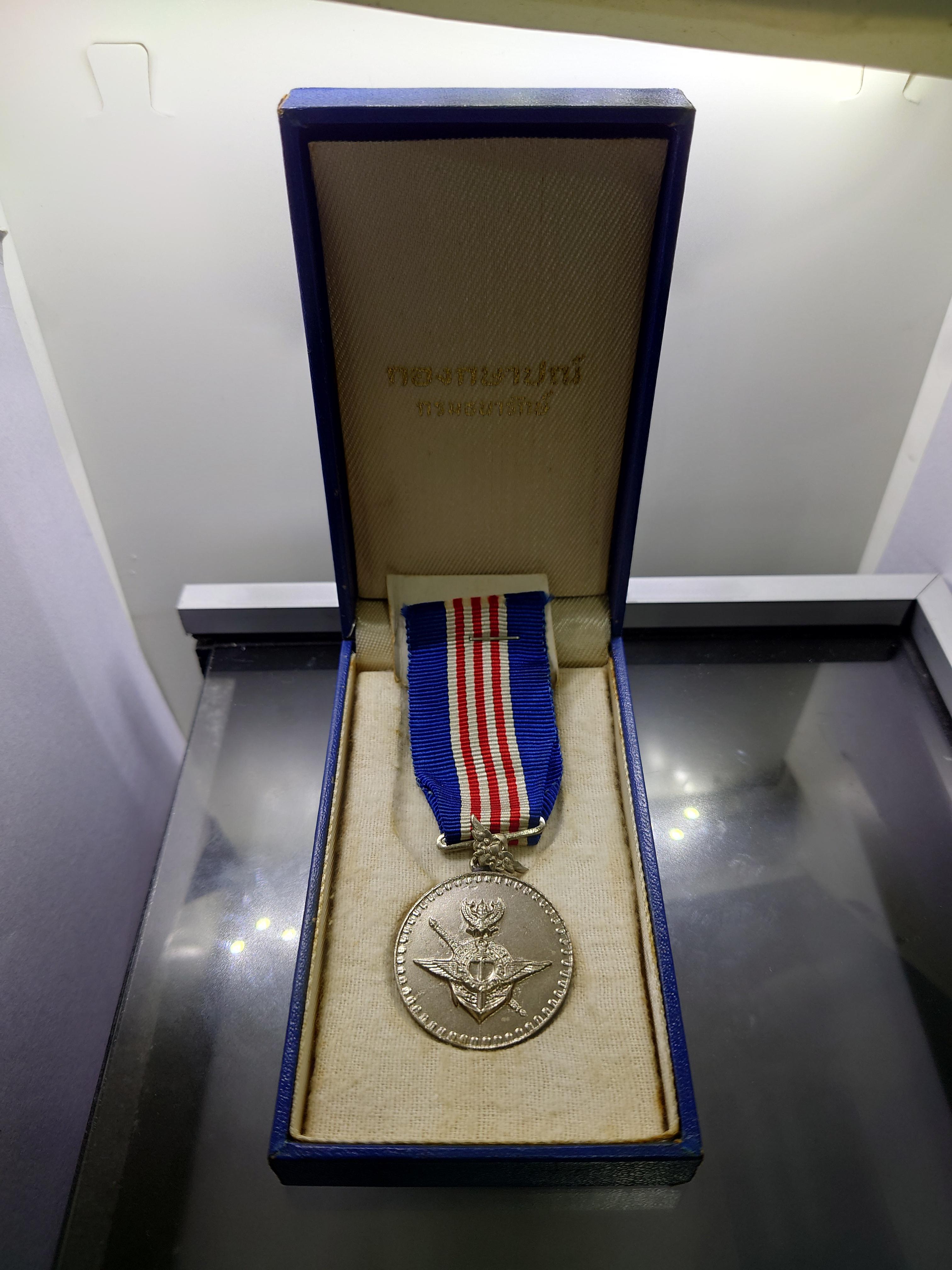 เหรียญประดับแพรแถบ สนองเสรีชน (ส.ส.ช.) แพรเดิมๆ สภาพสวย พร้อมกล่อง สภาพไม่ผ่านใช้