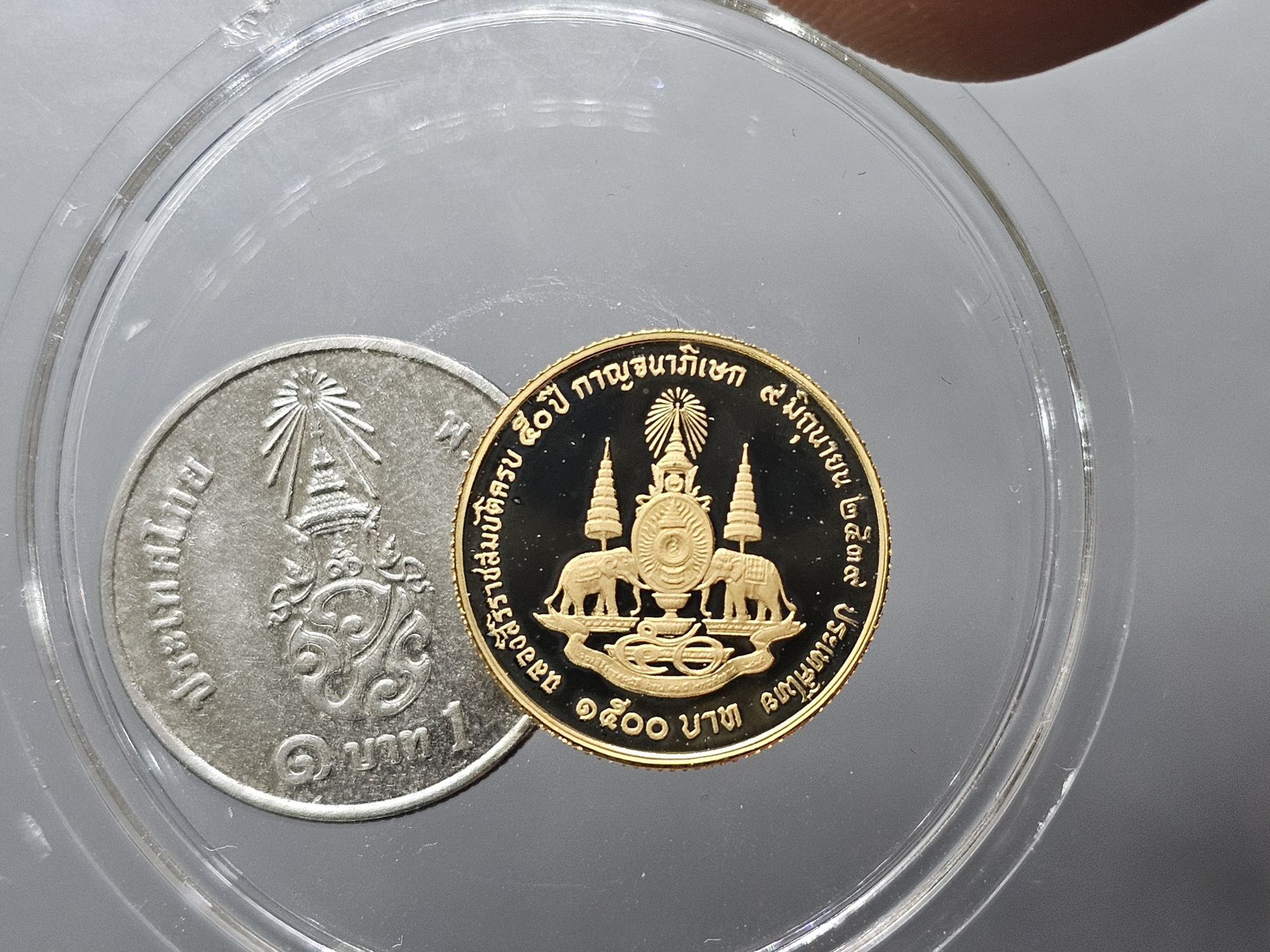 เหรียญที่ระลึก เนื้อทองคำขัดเงา ชนิดราคา 1500 บาท ที่ระลึกกาญจนาภิเษก รัชกาลที่9 (ร.9) ปี 2539 (หนัก 1 สลึง)