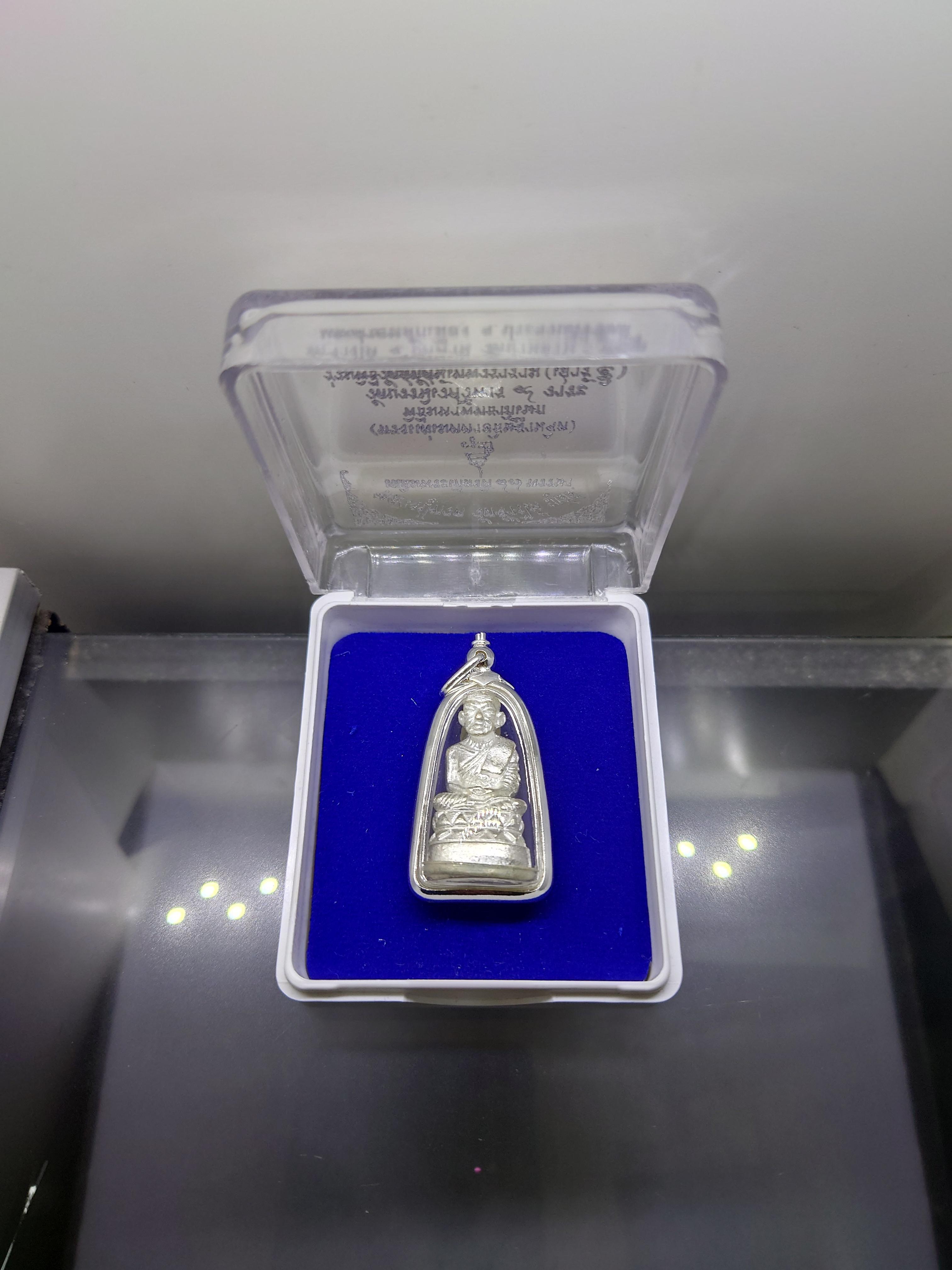 หลวงปู่ทวดพิมพ์บัวรอบ เนื้อนวะพรายเงิน ฐานทองขาว 87 พรรษา ญสส วัดบวรนิเวศวิหาร 2543 พร้อมตลับเดิม