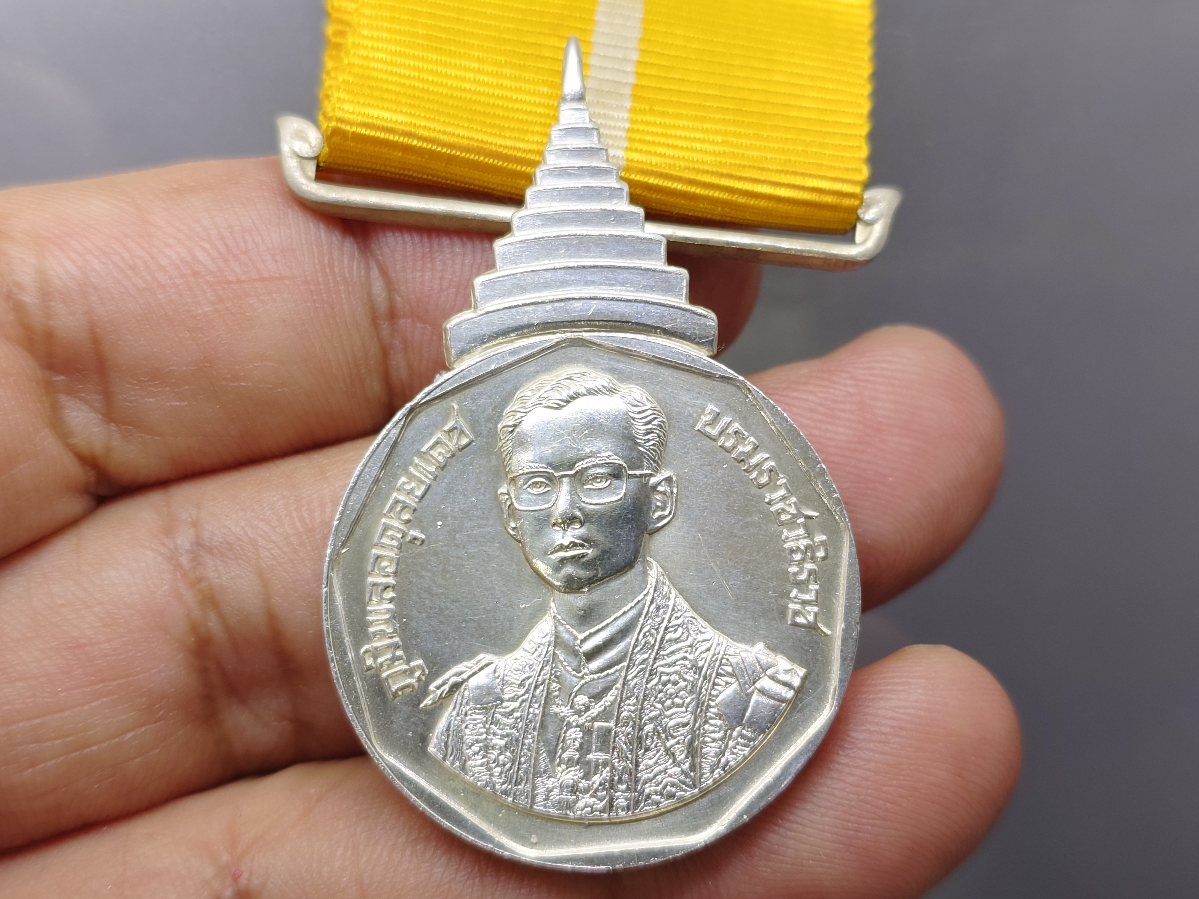 เหรียญที่ระลึกประดับแพรแถบ เนื้อเงิน รัชมังคลาภิเษก รักาลที่9 (ร.9) หายาก สร้างน้อย ปี2531 แบบผู้ชาย