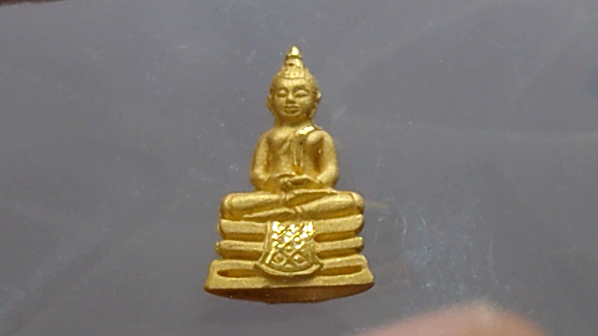 พระทองคำ พระพุทธโสธร เนื้อทองคำแท้ (พิมพ์เล็ก หนักประมาณ 1 กรัม) รุ่นอุดมโชคโภคทรัพย์ วัดโสธรวราราม ปี 2550 พร้อมกล่องเดิม