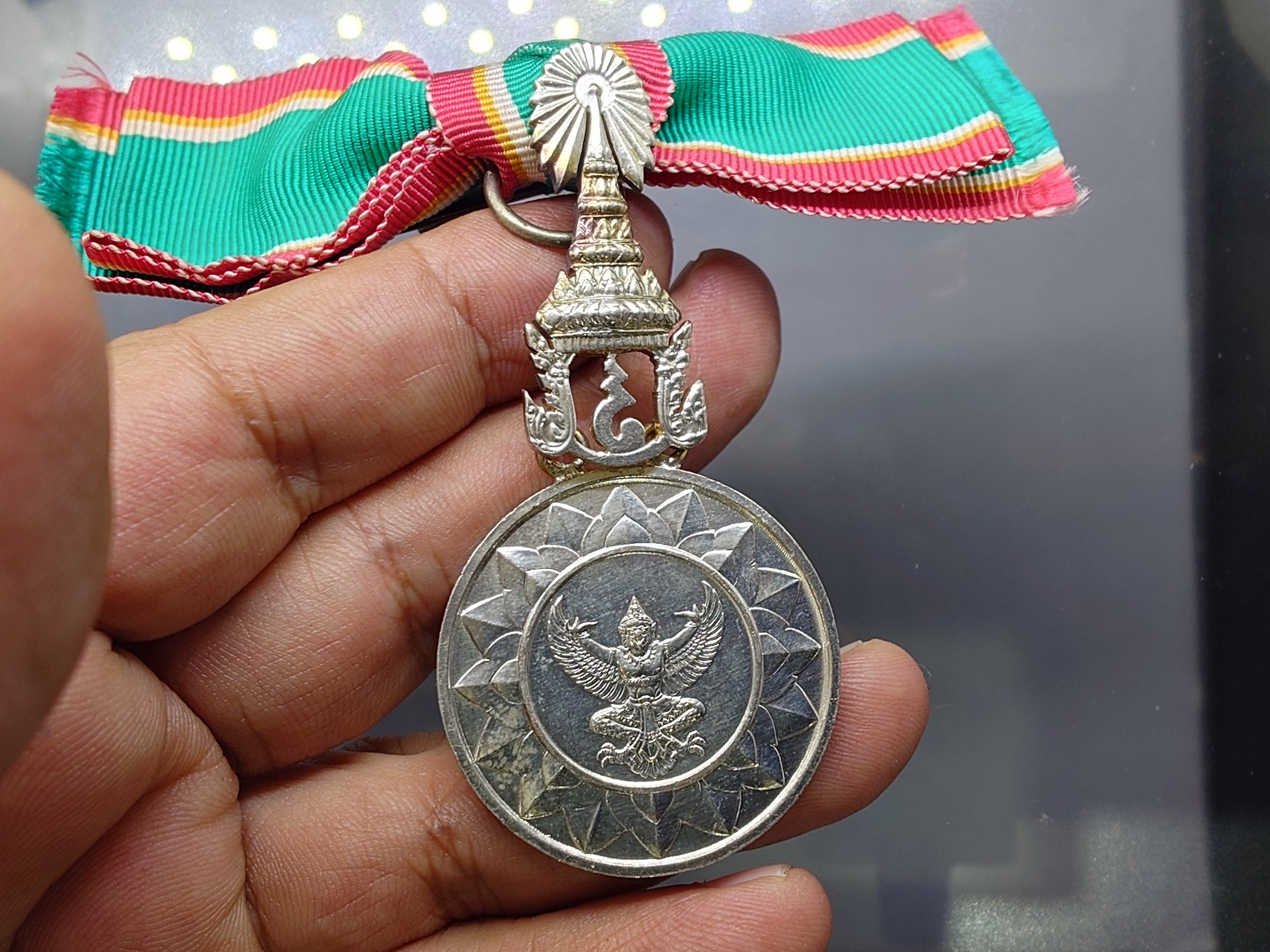 เหรียญเงินประดับแพรแถบ แบบหญิง เครื่องราชอิสริยาภรณ์อันเป็นที่สรรเสริญยิ่งดิเรกคุณาภรณ์ (The Most Admirable Order of the Direkgunabhorn) พร้อมกล่องเดิม