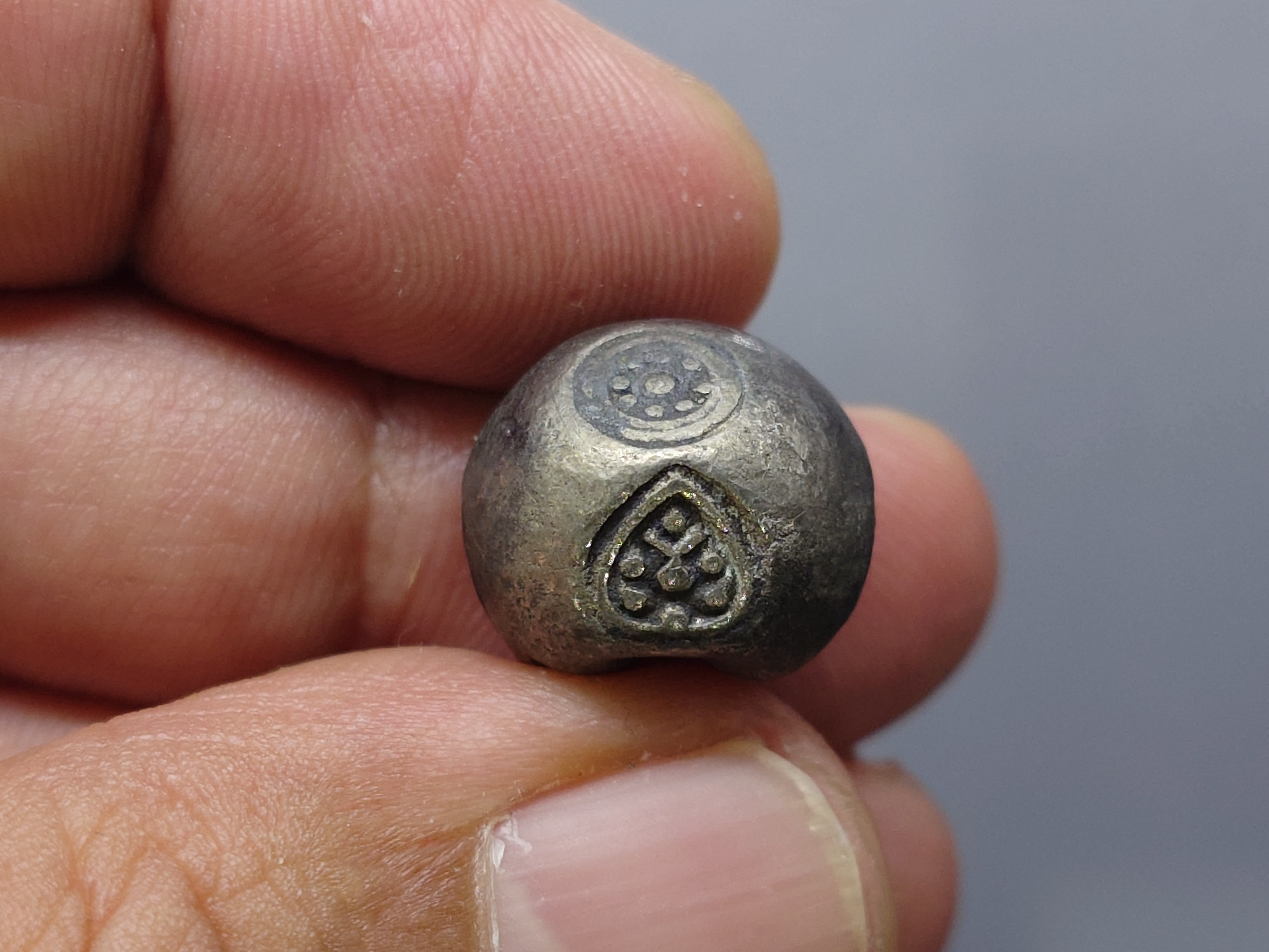 พดด้วง ขนาด 1 บาท ตราพุ่มข้าวบิณฑ์ สมัยอยุธยา สภาพสวย