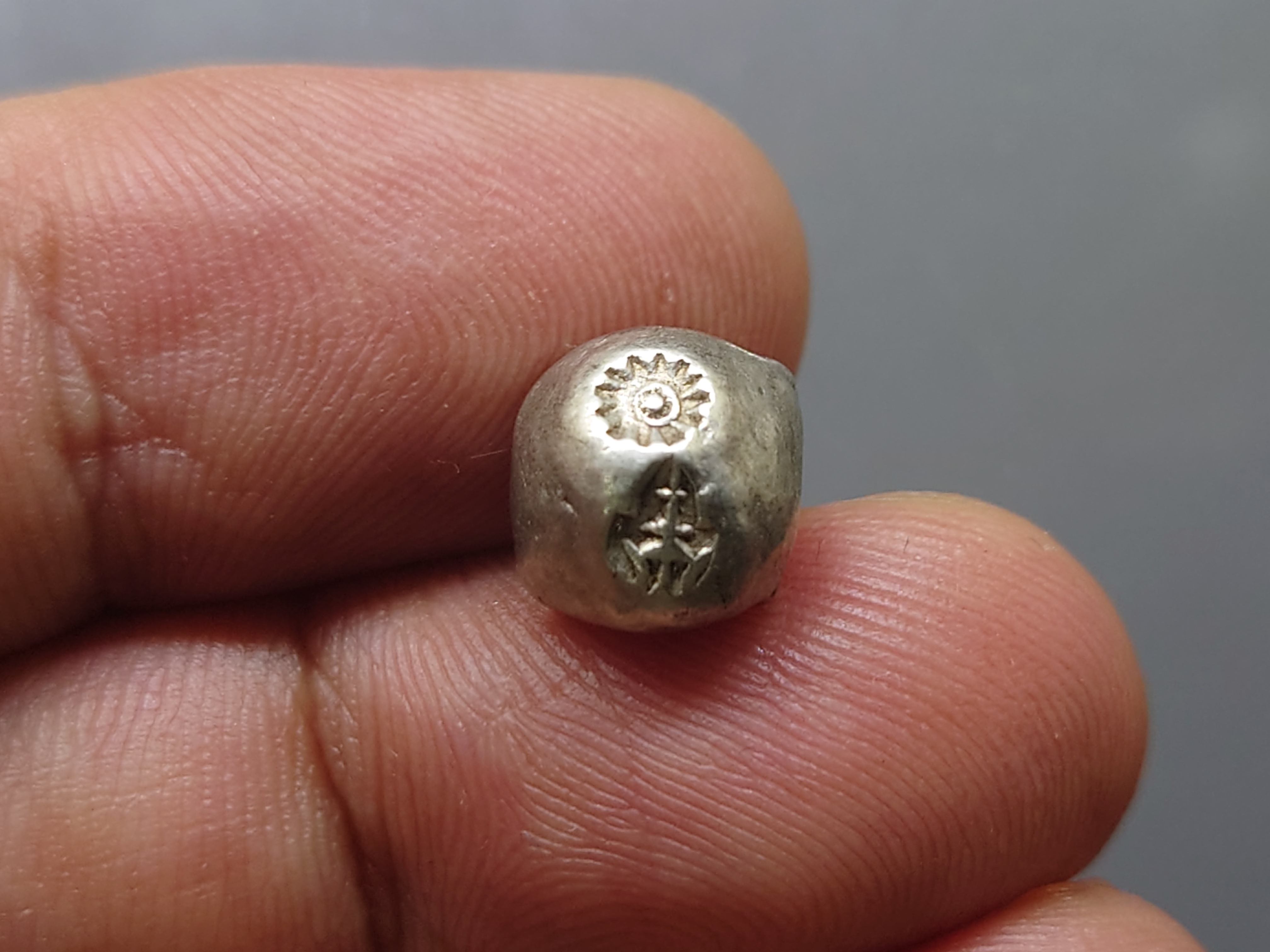 พดด้วง ขนาด สลึง (บล็อกหายาก บล็อก12 กีบ) ตราพระแสงจักร-พระมหามงกุฎ รัชกาลที่ 4 พ.ศ.2394 ขนาดหายาก สภาพสวย