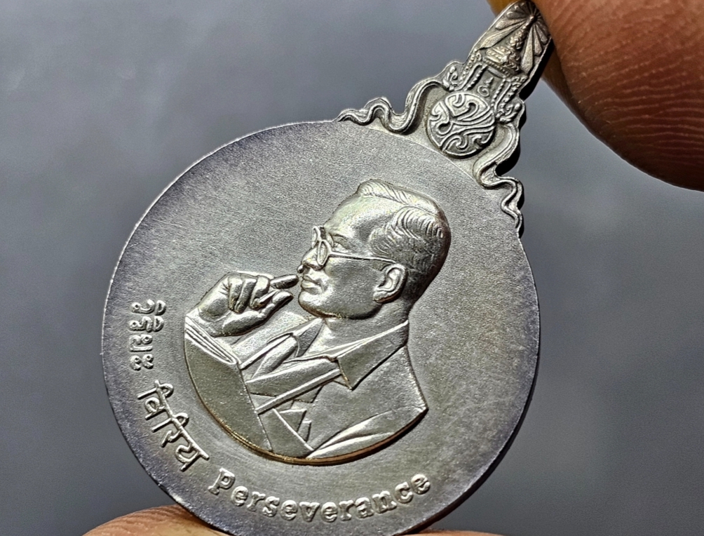 เหรียญพระมหาชนก รัชกาลที่9 เนื้อเงิน พิมพ์เล็ก ปี 2542 มีแค่เหรียญ ตลับเดิม รับประกันแท้