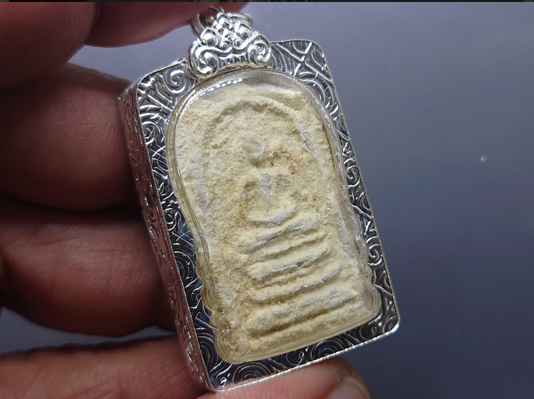 พระสมเด็จบางขุนพรหม ย้อนยุค พิมพ์ฐานแซม (แช่น้ำมนต์) วัดบางขุนพรหม ปี2547 เลี่ยมกรอบไมครอนพร้อมใช้