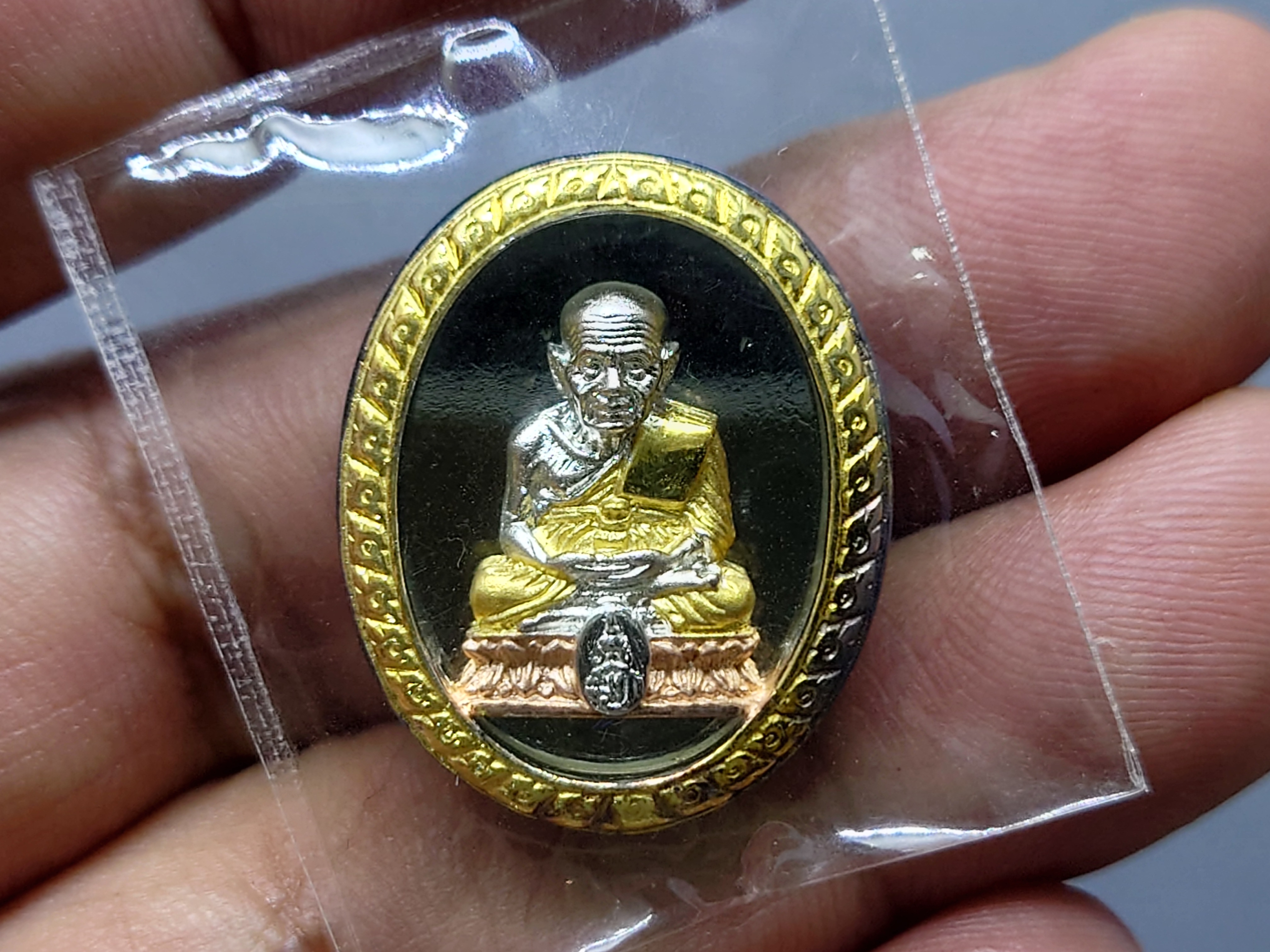 หลวงปู่ทวด เนื้อเงิน-สามกษัตริย์ ที่ระลึกเฉลิมพระเกียรติ 50 พรรษา พระบรมโอรสาธิราชฯ พุทธาภิเษก ณ วัดพระศรีฯ 2544 พร้อมกล่องเดิม