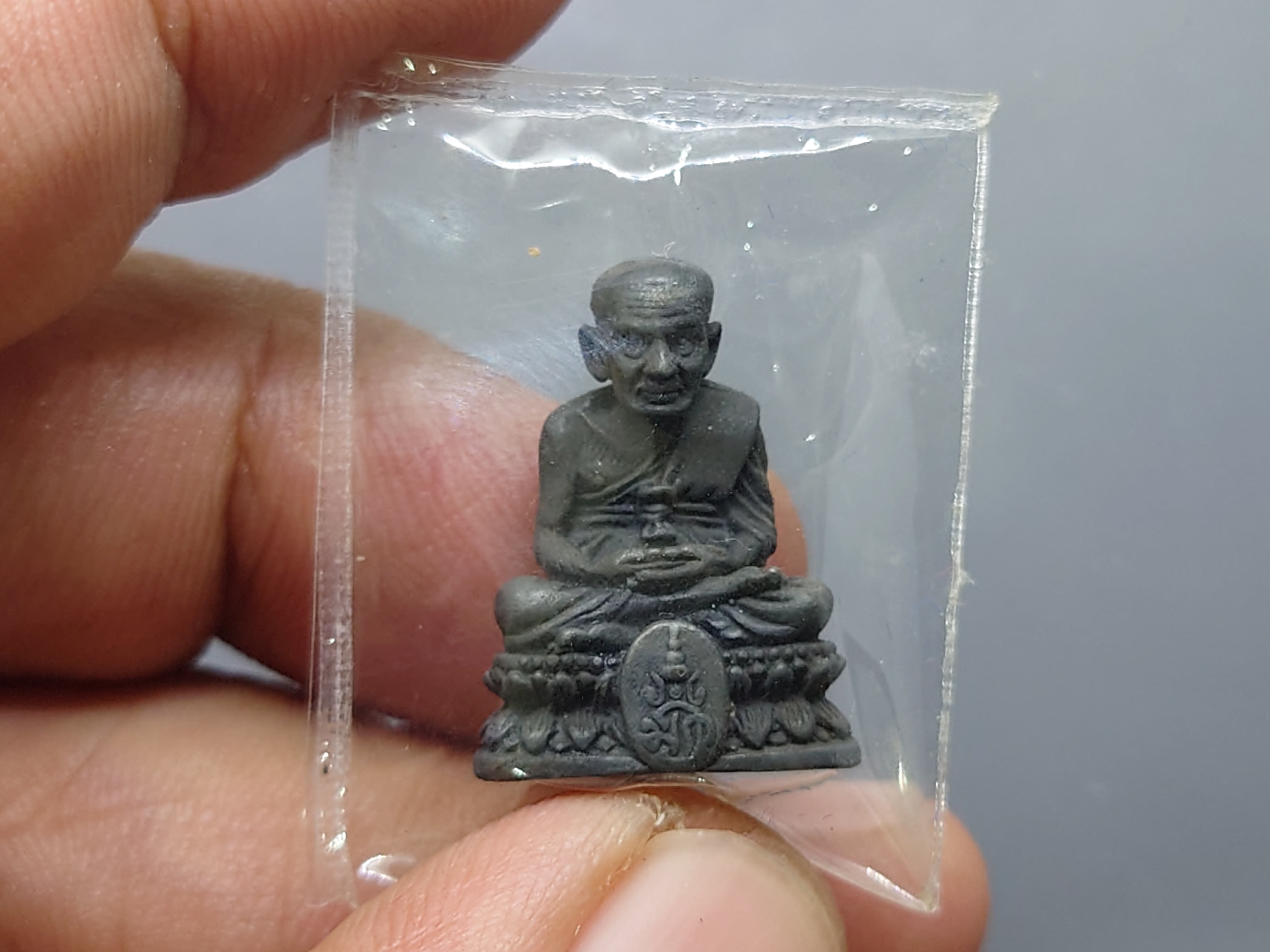 หลวงปู่ทวด วัดช้างให้ ลอยองค์ เนื้อนวโลหะ ตราสัญลักษณ์ มวก. รุ่นประวัติศาสตร์เฉลิมพระเกียรติ พุทธาภิเษก ณ วัดพระศรีฯ ปี2544 พร้อมกล่องเดิม