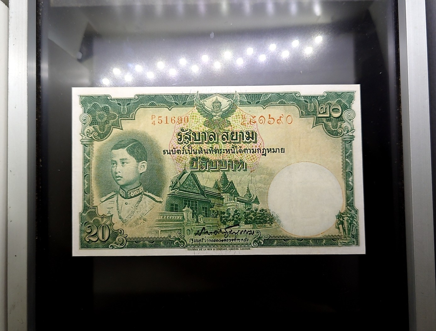 ธนบัตร 20 บาท รุ่นเก่า แบบ 3 รุ่น 2 สมัยรัชกาลที่8 พระรูป ร8 ปี พ.ศ.2480 ซ่อมขอบนิดๆ สภาพสวยมาก