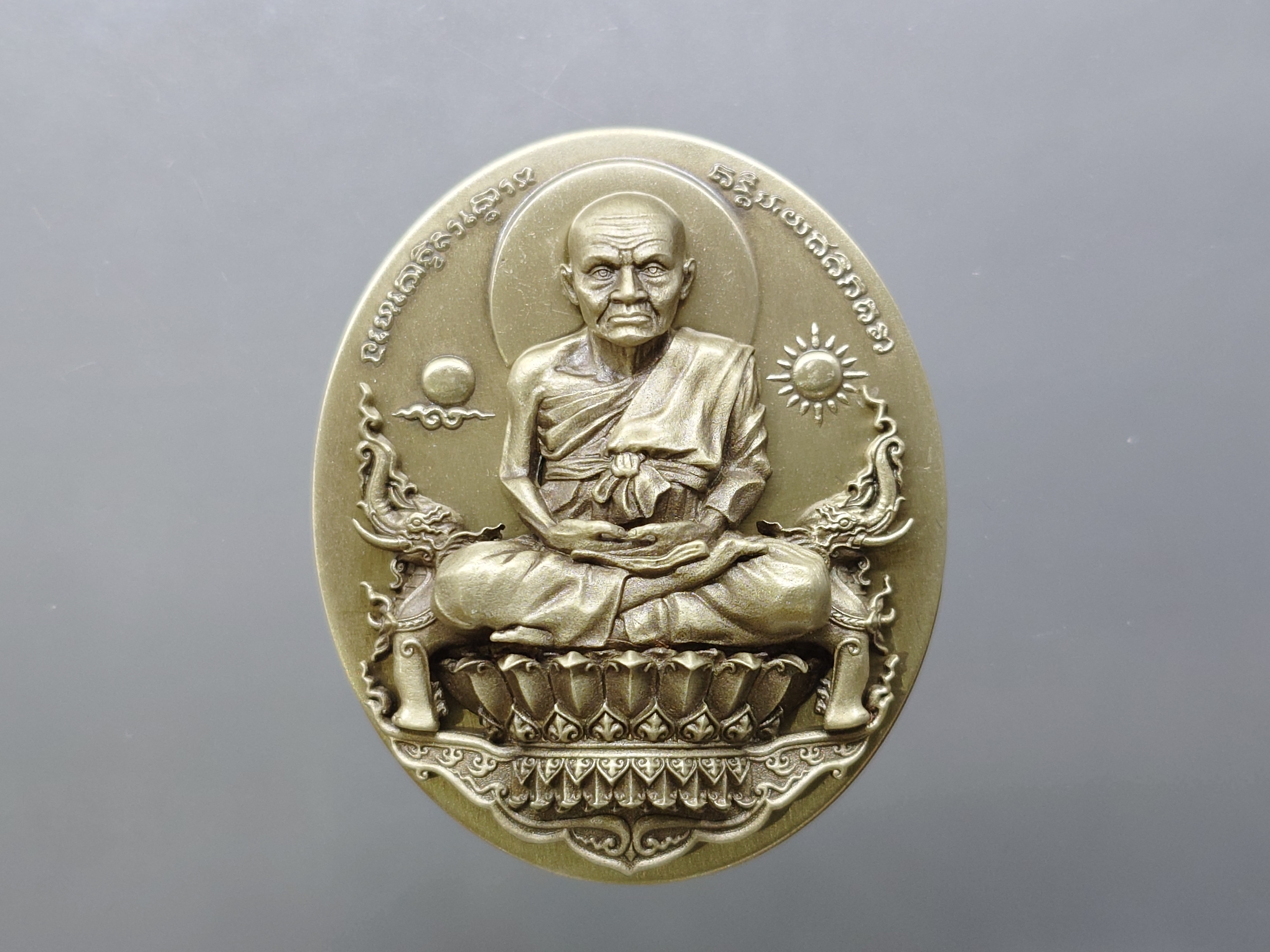 หลวงพ่อทวดนั่งพาน รุ่น1 พิมพ์รูปไข่ เนื้ออัลปาก้า โคท ๒๐๙๕ พุทธอุทยานมหาราช วัดวชิรธรรมาราม จ.พระนครศรีอยุธยา ปี2556 พร้อมกล่องเดิม