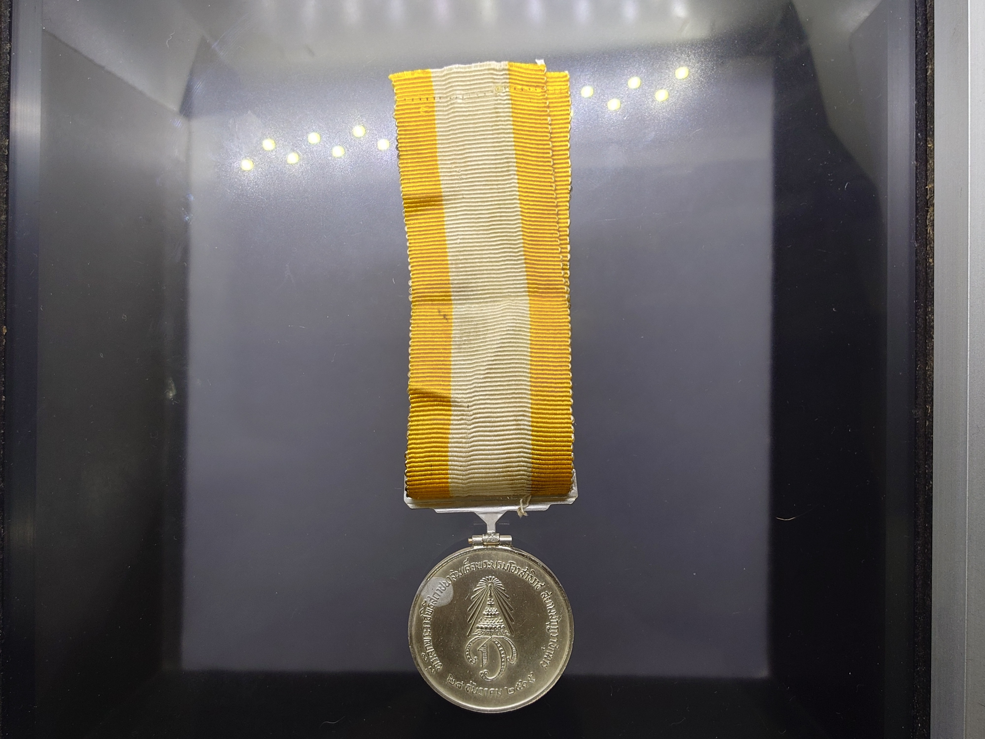 เหรียญที่ระลึกประดับแพรแถบ พระราชพิธีสถาปนาสมเด็จพระบรมโอรสาธิราช ร10 เนื้อเงิน ปี2515 แบบผู้ชาย แพรเดิมๆ