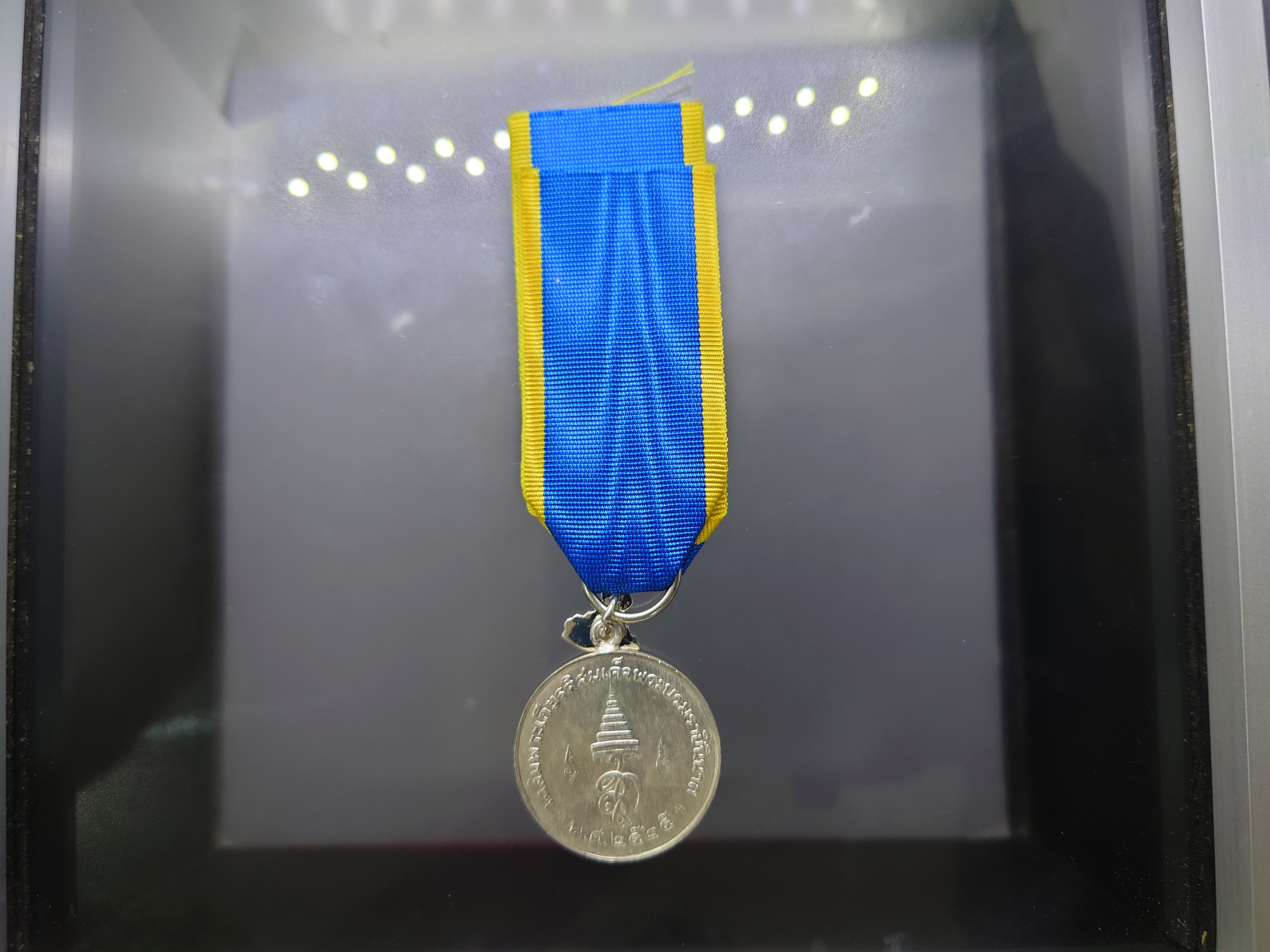 แพรทำเลียนแบบเนื้อเงิน เหรียญที่ระลึกประดับแพรแถบเฉลิมพระเกียรติสมเด็จพระนางเจ้าสิริกิติ์ฯ ราชินี 50 พรรษา พ.ศ.2525 แบบผู้ชาย