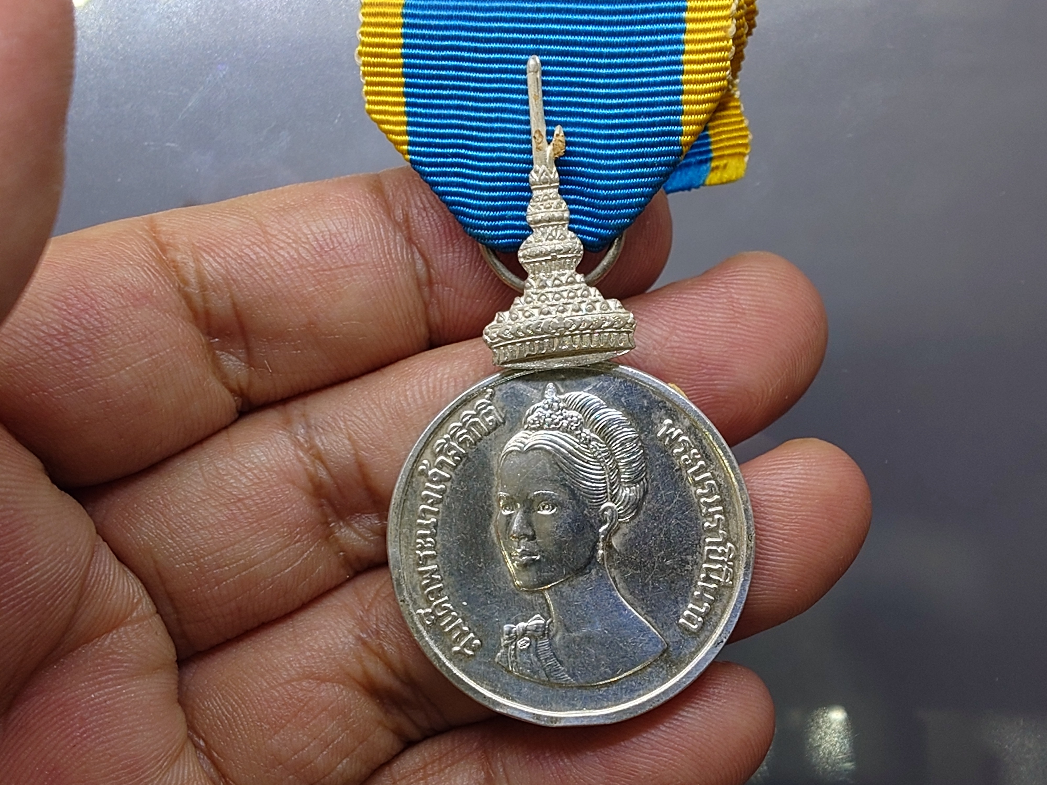 เหรียญที่ระลึกประดับแพรแถบ เฉลิมพระเกียรติสมเด็จพระนางเจ้าสิริกิติ์ ราชินี ร9 50 พรรษา เนื้อเงิน พ.ศ.2525 แบบผู้ชาย