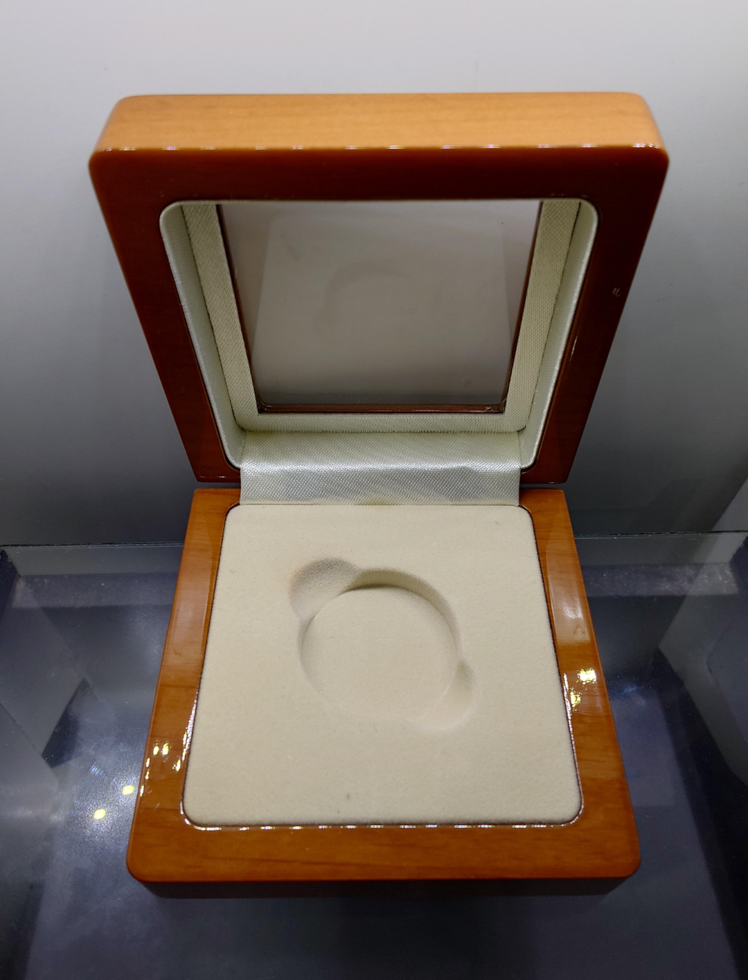 กล่องไม้ฝาใส ตรงรุ่นสำหรับใส่เหรียญทองคำขัดเงา ที่ระลึกพระบรมราชาภิเษก ร.10 ปี2562 พร้อมใบเซอร์ (หรือใส่เหรียญที่มีตลับวงนอกขนาด 3.2 เซ็น) สภาพผ่านใช้สวย 95 %