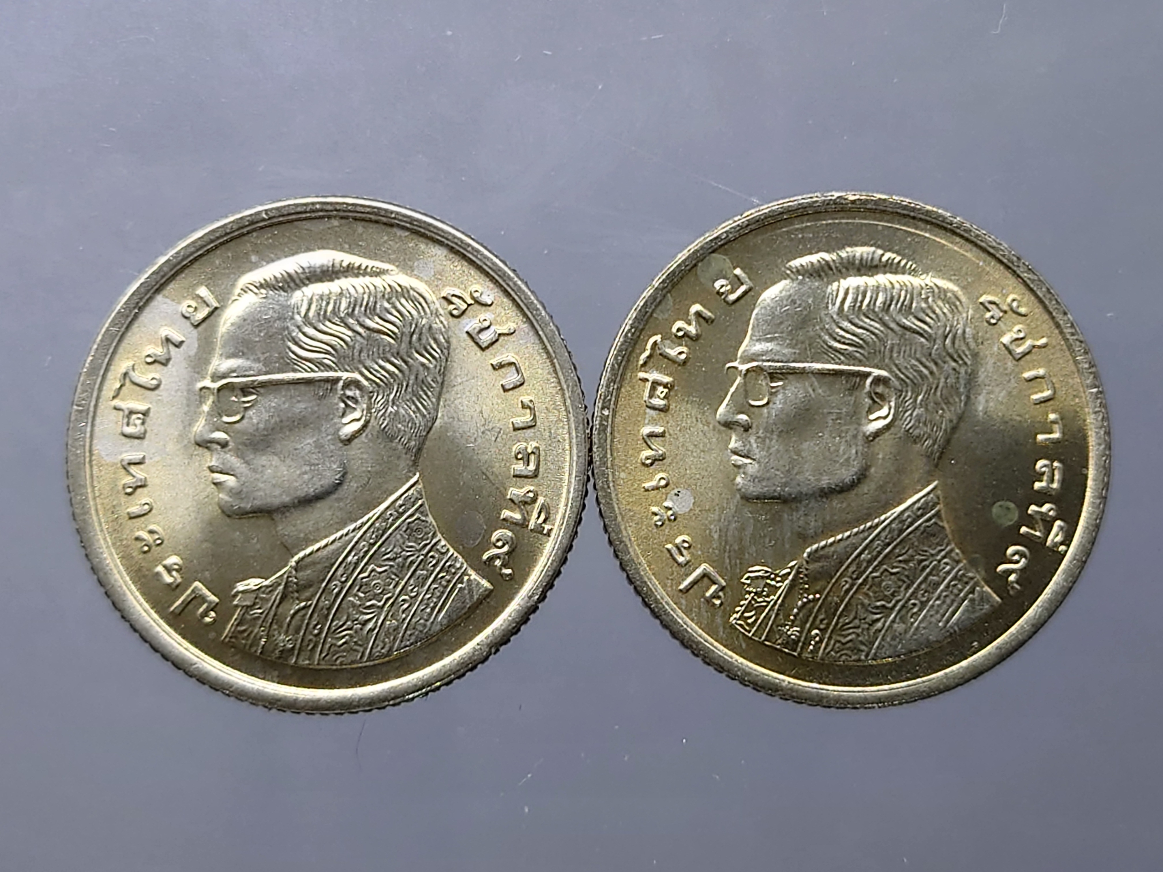 เหรียญ 1 บาท หมุนเวียน ร9 หลังเรือหงษ์ บล็อกภู่สั้น และ ภู่ยาว ปี พ.ศ.2520 ชุด 2 เหรียญ ไม่ผ่านใช้