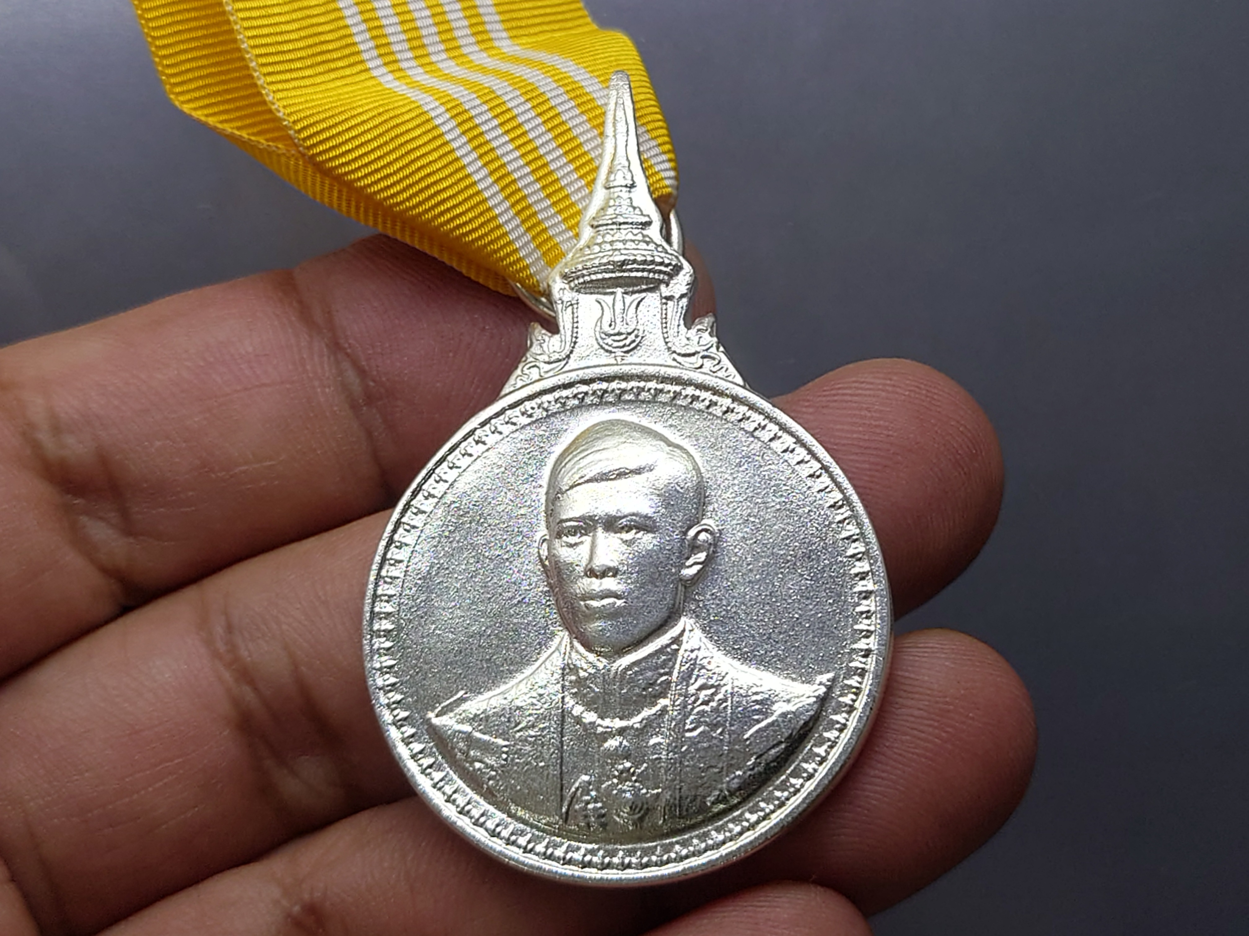 เหรียญที่ระลึกประดับแพรแถบ เนื้อเงิน ที่ระลึก 5 รอบ สมเด็จพระบรมโอรสาธิราช (รัชกาลที่10) ปี2555 ไม่ผ่านใช้