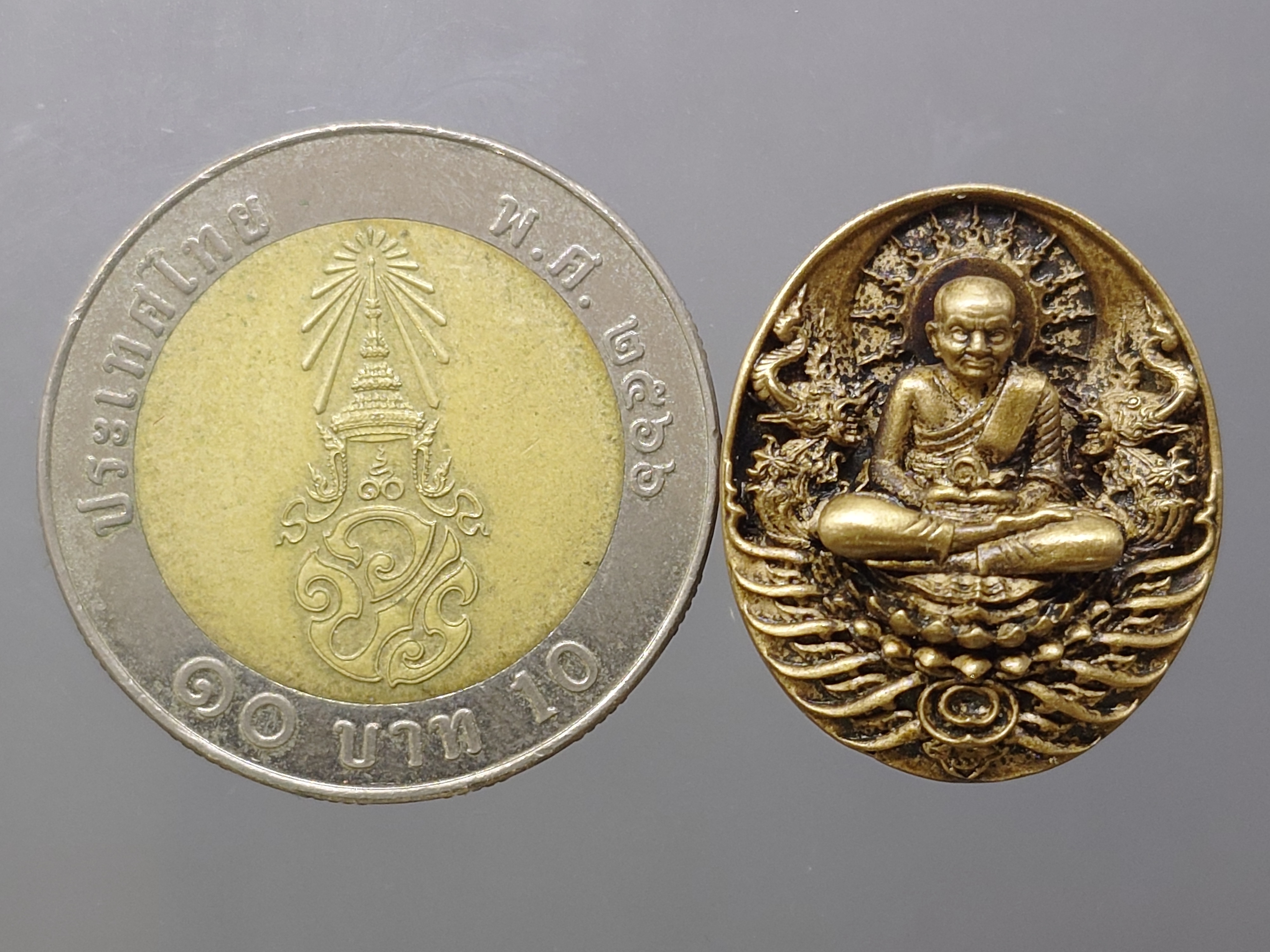 เหรียญหลวงปู่ทวด รุ่นอภิเมตรา มหาโพธิสัตว์ พิมพ์จิ๋ว เนื้อทองระฆัง ควบคุมออกแบบโดย อ.เฉลิมชัย โค๊ท ๒๐๔๖ พ.ศ.2558 พร้อมกล่องเดิม