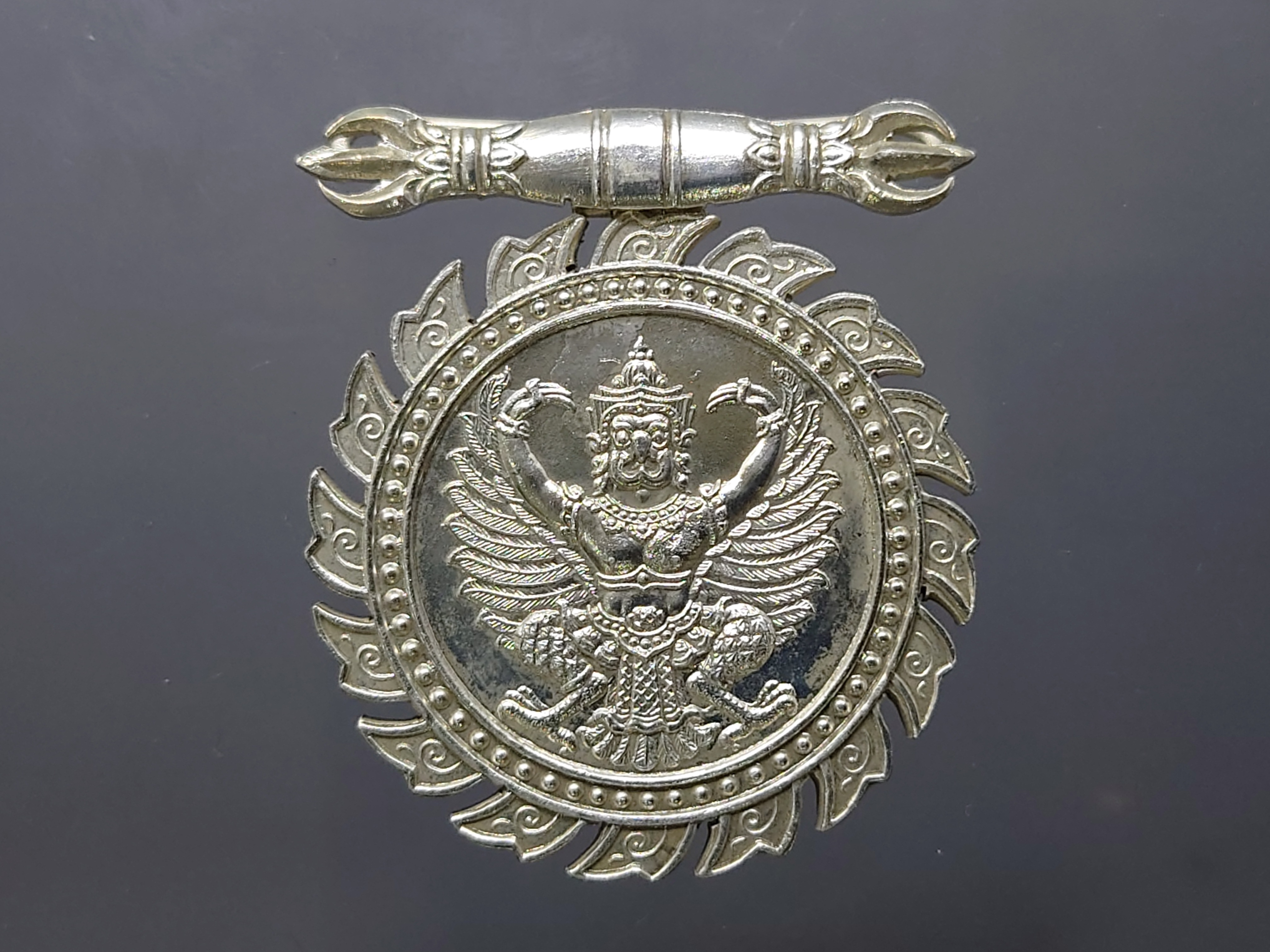 เหรียญประดับแพรแถบจักรพรรดิมาลา เนื้อเงิน หน้าช้าง หลังครุฑ บำเหน็จแห่งความมั่นคงและยั่งยืนในราชการ (แบบผู้ชาย)