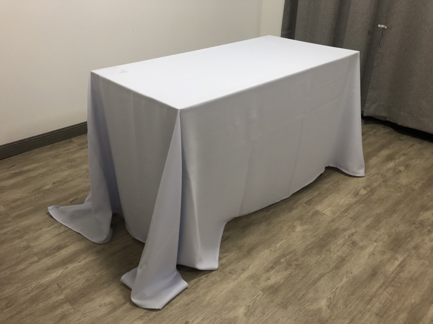 ผ้าคลุมโต๊ะแบบปล่อยชาย ขนาด 1.2 เมตร ไม่สกรีนโลโก้ - สีขาว