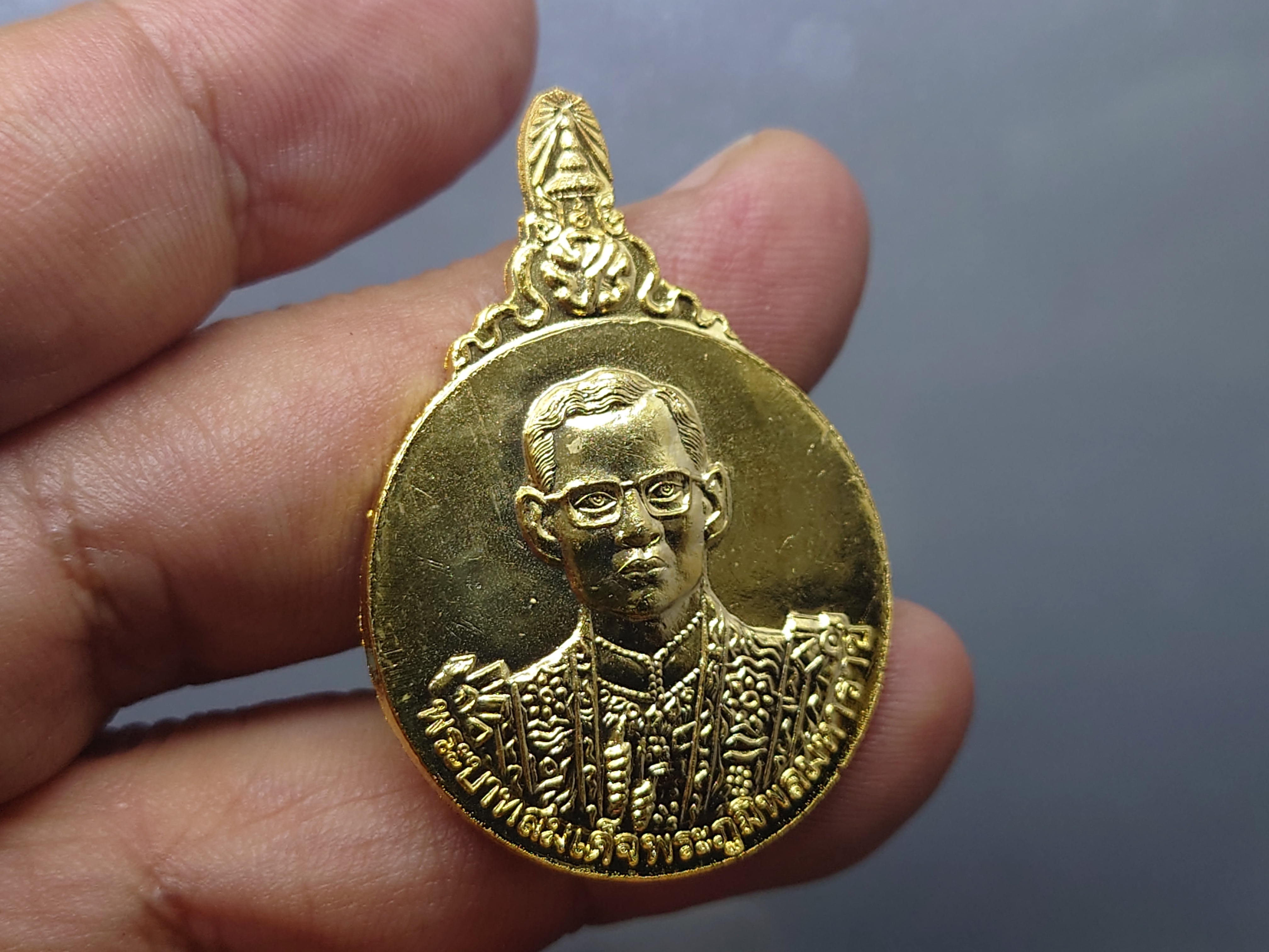 เข็มกลัด พระบรมรูป รัชกาลที่9 (ร.9) ที่ระลึกงานวันพ่อแห่งชาติ 5 ธันวามหาราช ครั้งที่ 22 เนื้อกาหลั่ยทอง พ.ศ.2541