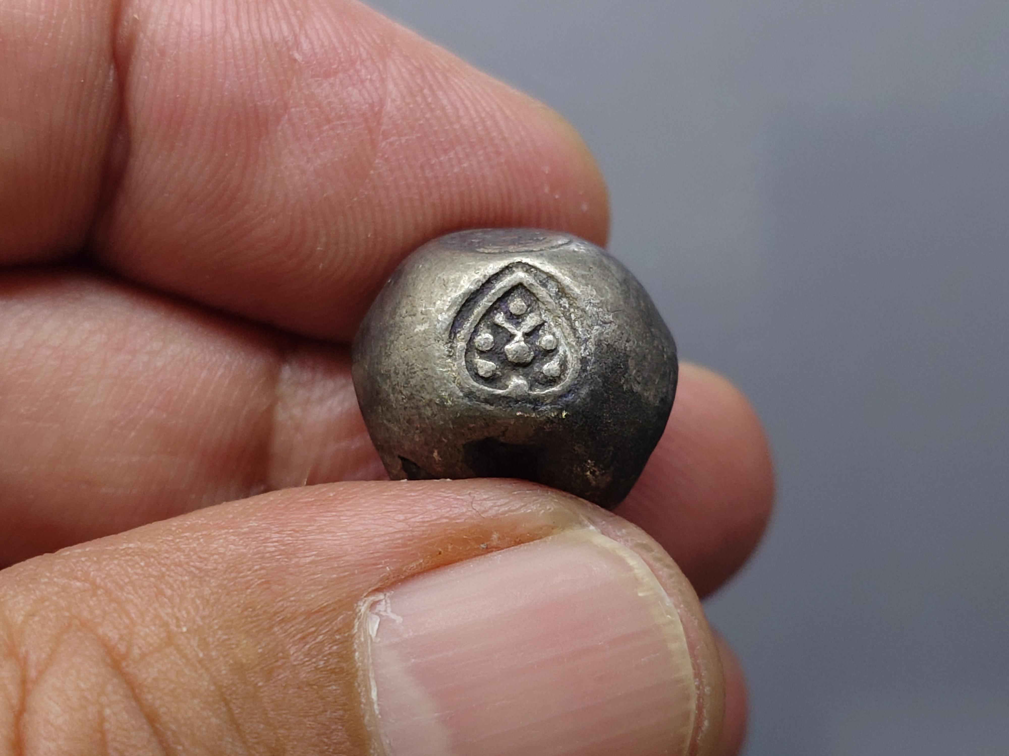 พดด้วง ขนาด 1 บาท ตราพุ่มข้าวบิณฑ์ สมัยอยุธยา สภาพสวย