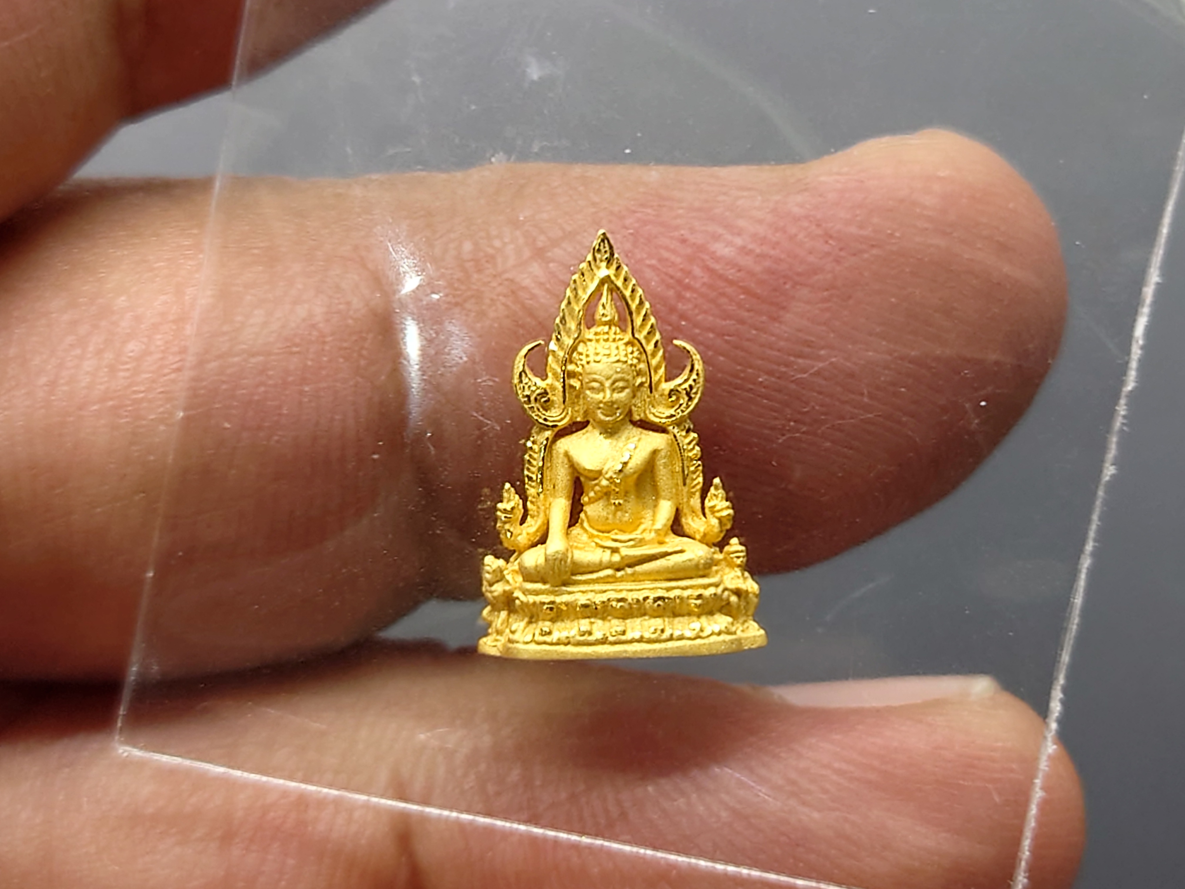 พระทองคำ พระพุทธชินราช (หนักประมาณ 1.7 กรัม) กรมตำรวจรุ่นแรก รุ่น ประวัติศาสตร์ ขนาด 1.5 เซ็น ปี 2562 พร้อมกล่องเดิม