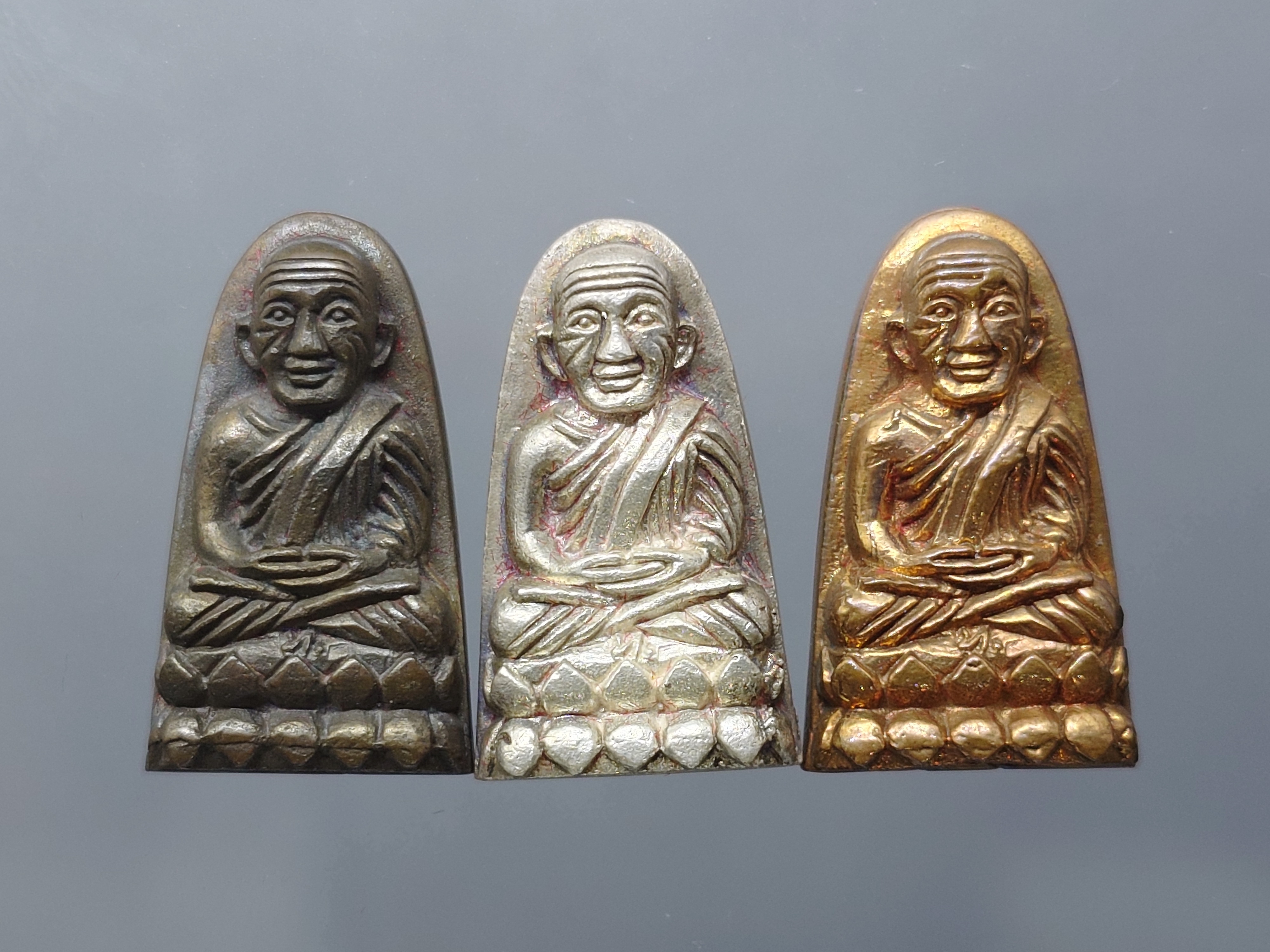 หลวงปู่ทวด สามีราโม รุ่นรัตนรังศรี (ชุดเนื้อเงิน นวะ ทองแดง) วัดช้างให้ พ.ศ.2541 พร้อมกล่องเดิม