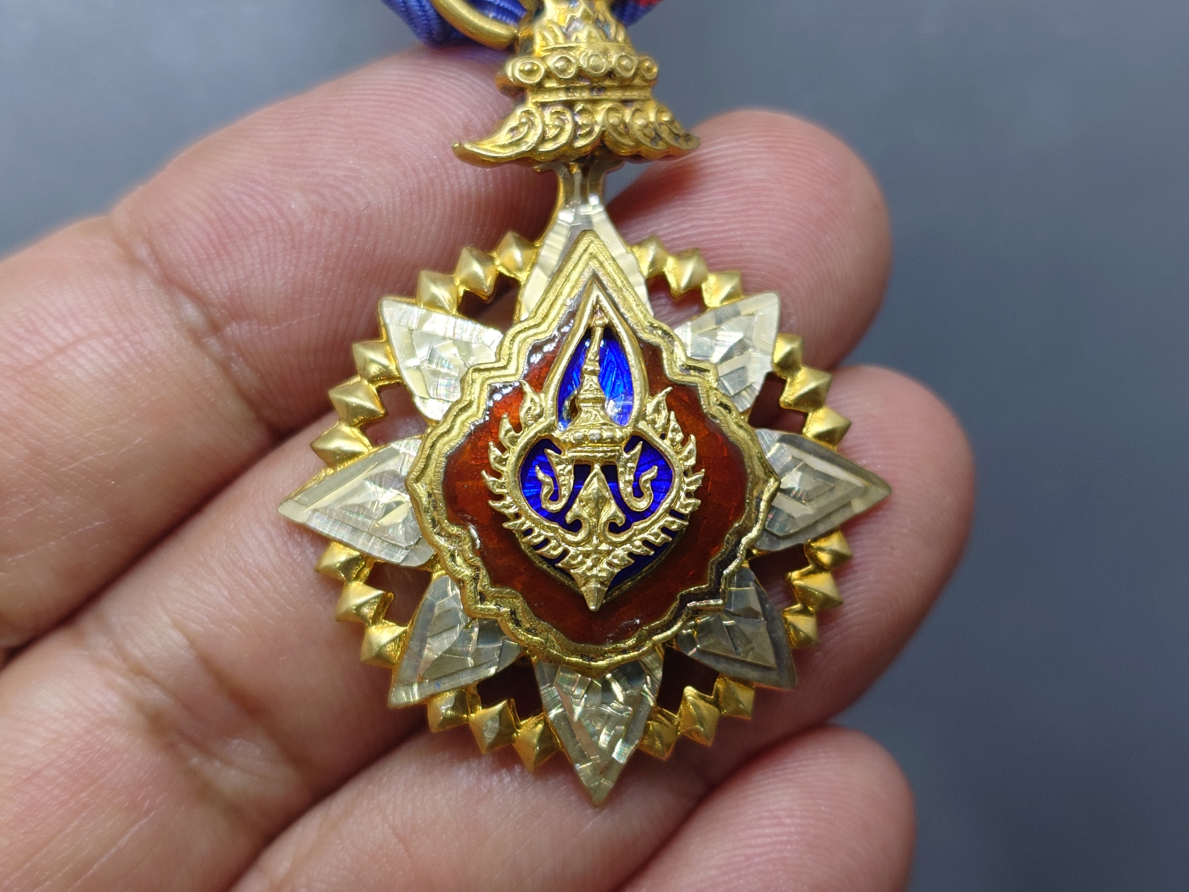 เหรียญประดับแพรแถบ เครื่องราชอิสริยาภรณ์ มงกุฏไทย เนื้อเงินลงยา พร้อมกล่องเดิม