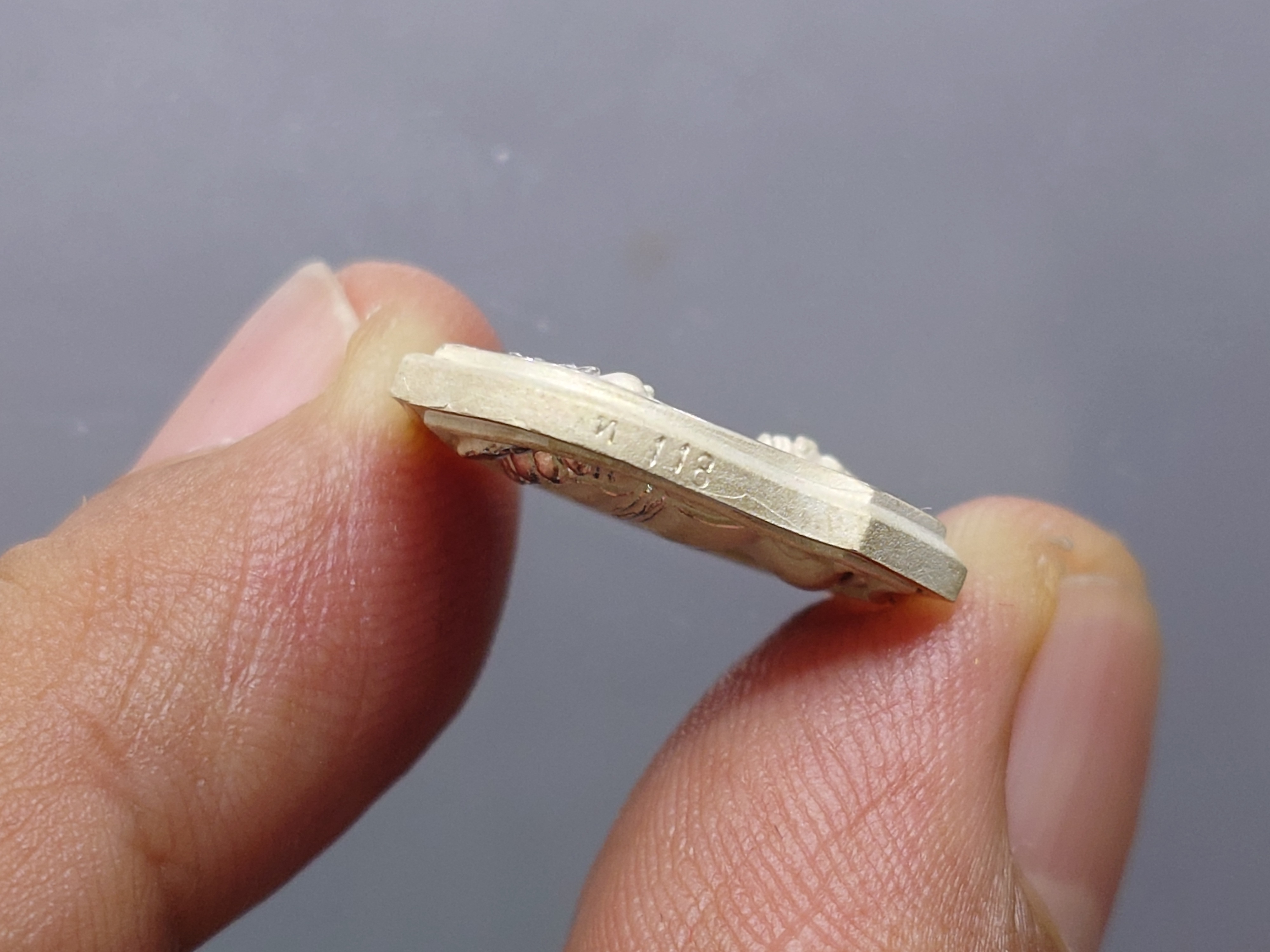 เหรียญหลวงปู่ทวด เนื้อเงิน รุ่นมงคลบารมี วัดประสาทบุญญาวาส พิมพ์อาร์ม เล็ก ขนาด 2 เซ็น พ.ศ.2545 พร้อมกล่องเดิม