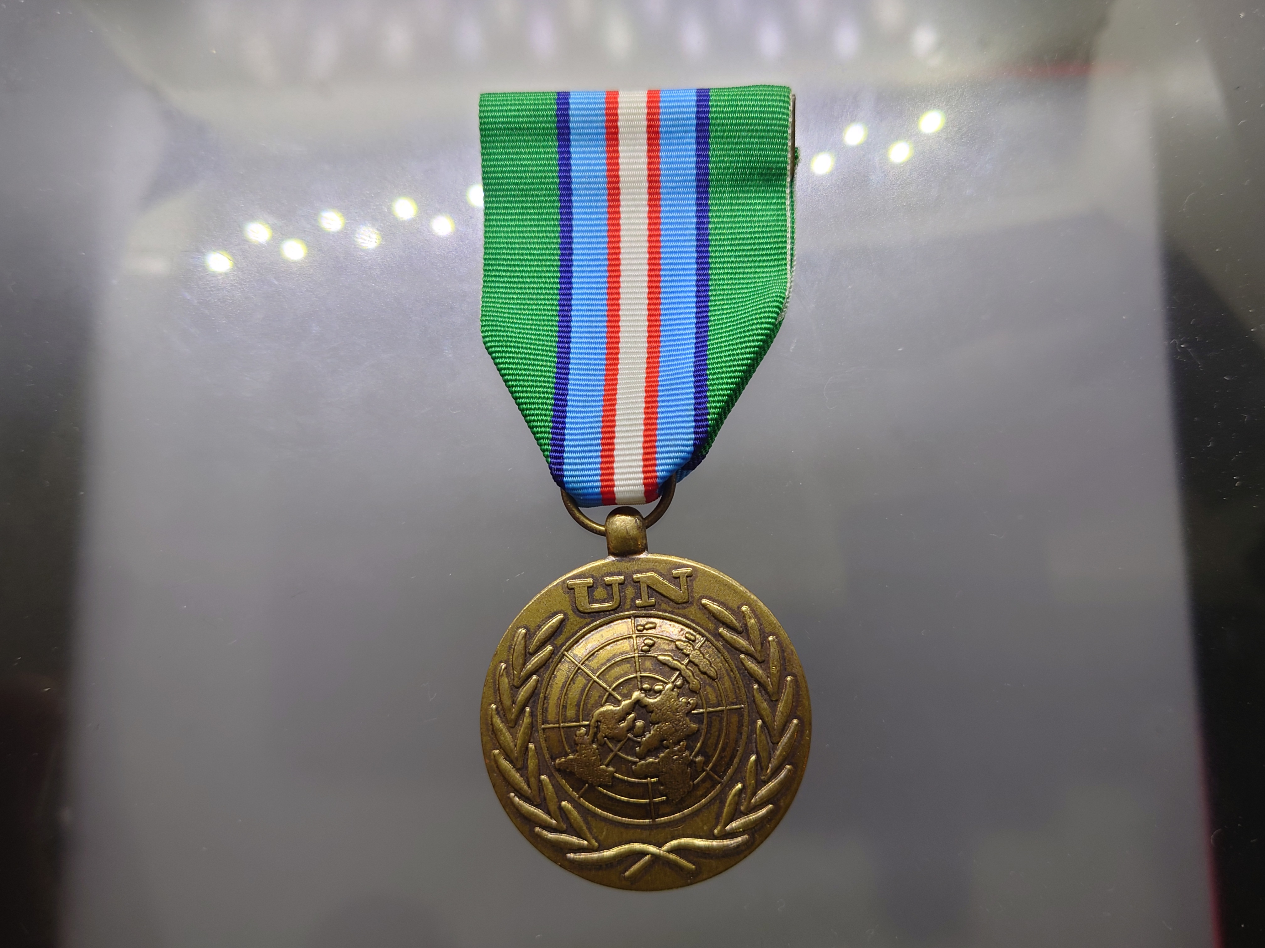เหรียญประดับแพรแถบ รักษาสันติภาพของสหประชาชาติ ในกัมพูชา (UNTAC) หรือเหรียญเชิดชูเกียรติองค์การสหประชาชาติ (UN Medal)