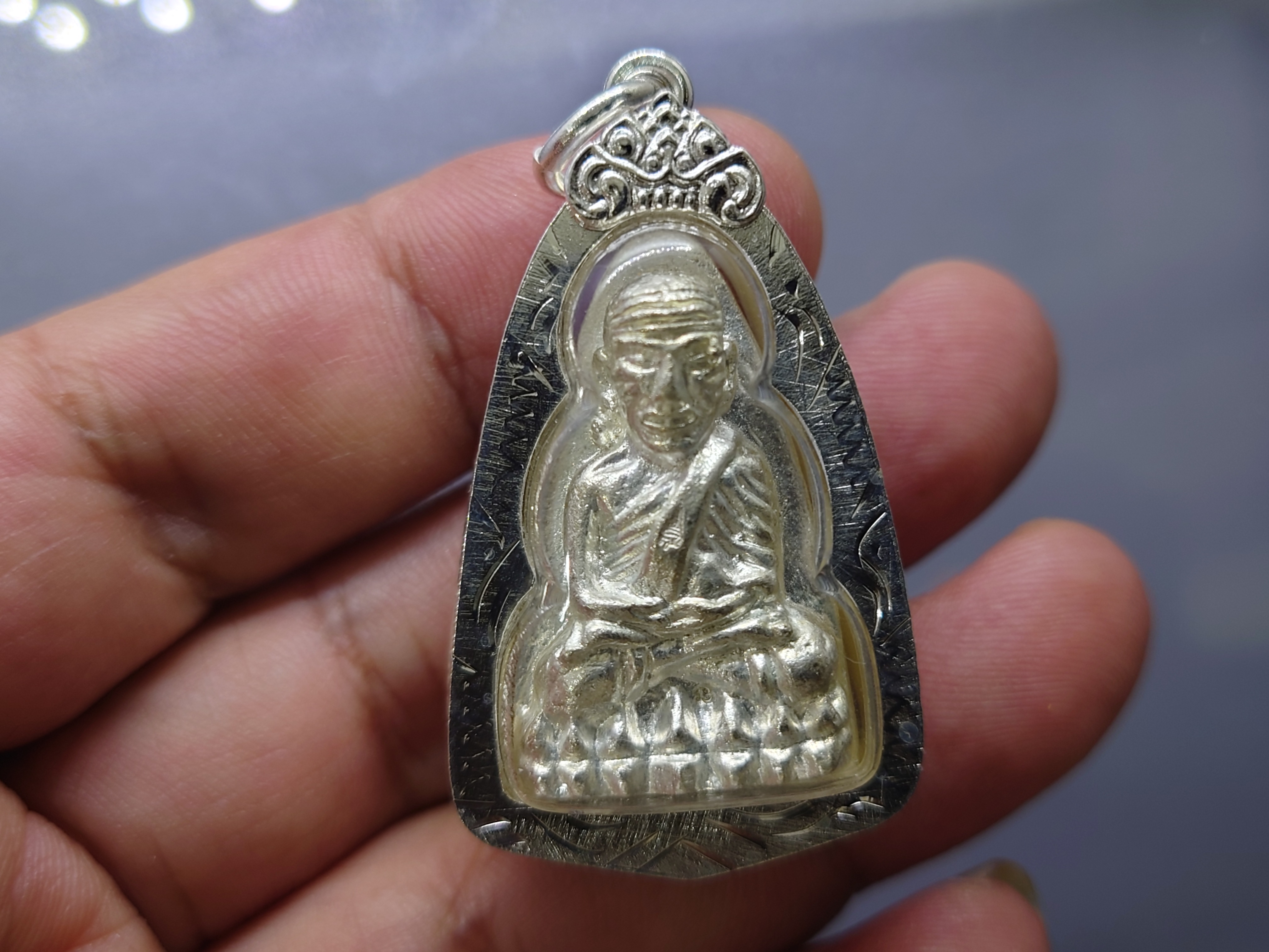 หลวงปู่ทวด วัดช้างให้ พิมพ์ 2 หน้า 87 พรรษา ญสส วัดบวรนิเวศวิหาร เนื้อพรายเงิน เลี่ยมกรอบไมครอนเงินพร้อมใช้ ปี2543 ตลับเดิม