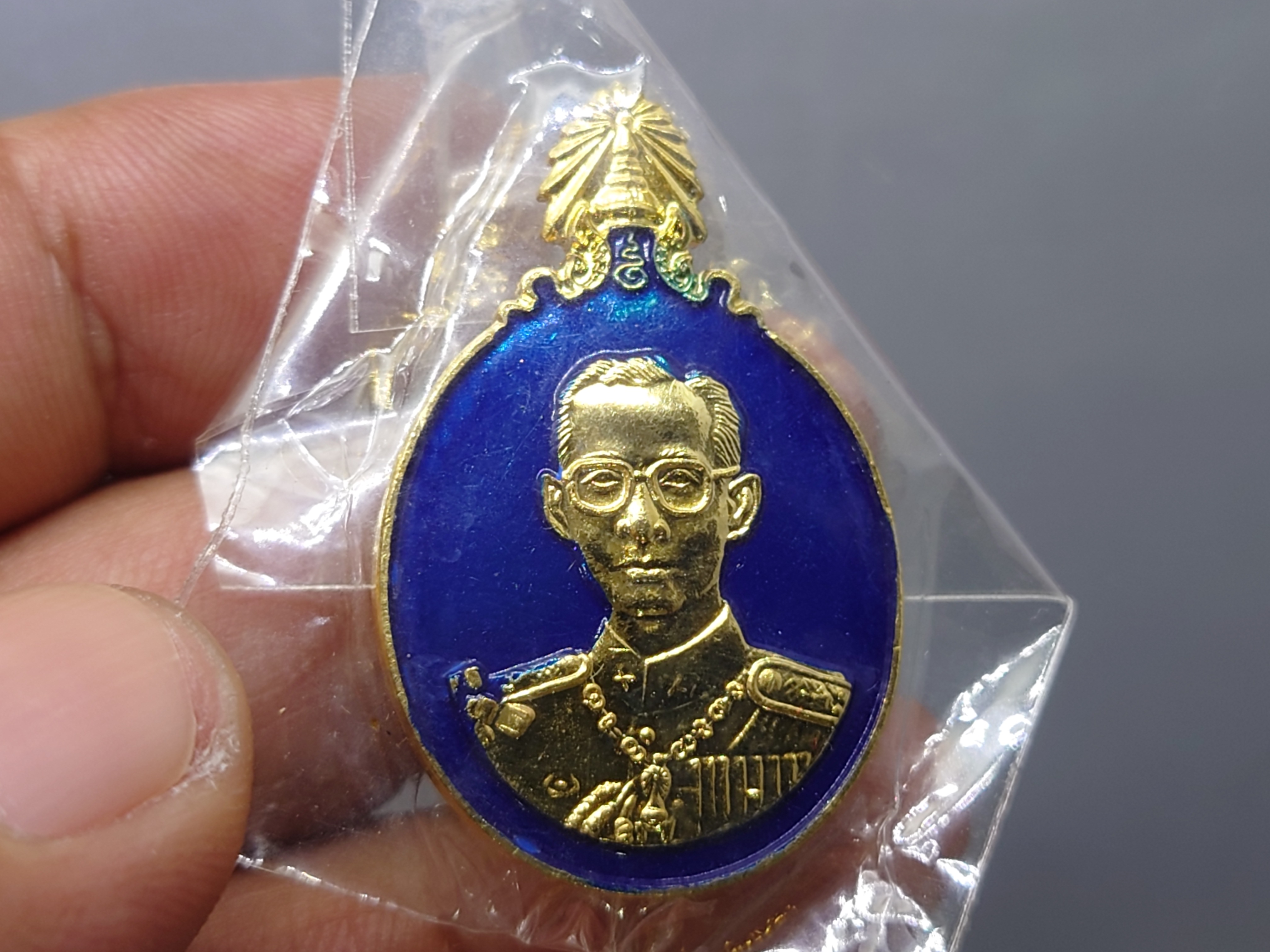 เข็มกลัดที่ระลึก งานวันพ่อแห่งชาติ 5 ธันวามหาราช ครั้งที่ 24 พระบรมรูป รัชกาลที่9 (ร.9) เนื้อกาหลั่ยทอง ลงยา พ.ศ.2543 ซีลเดิม