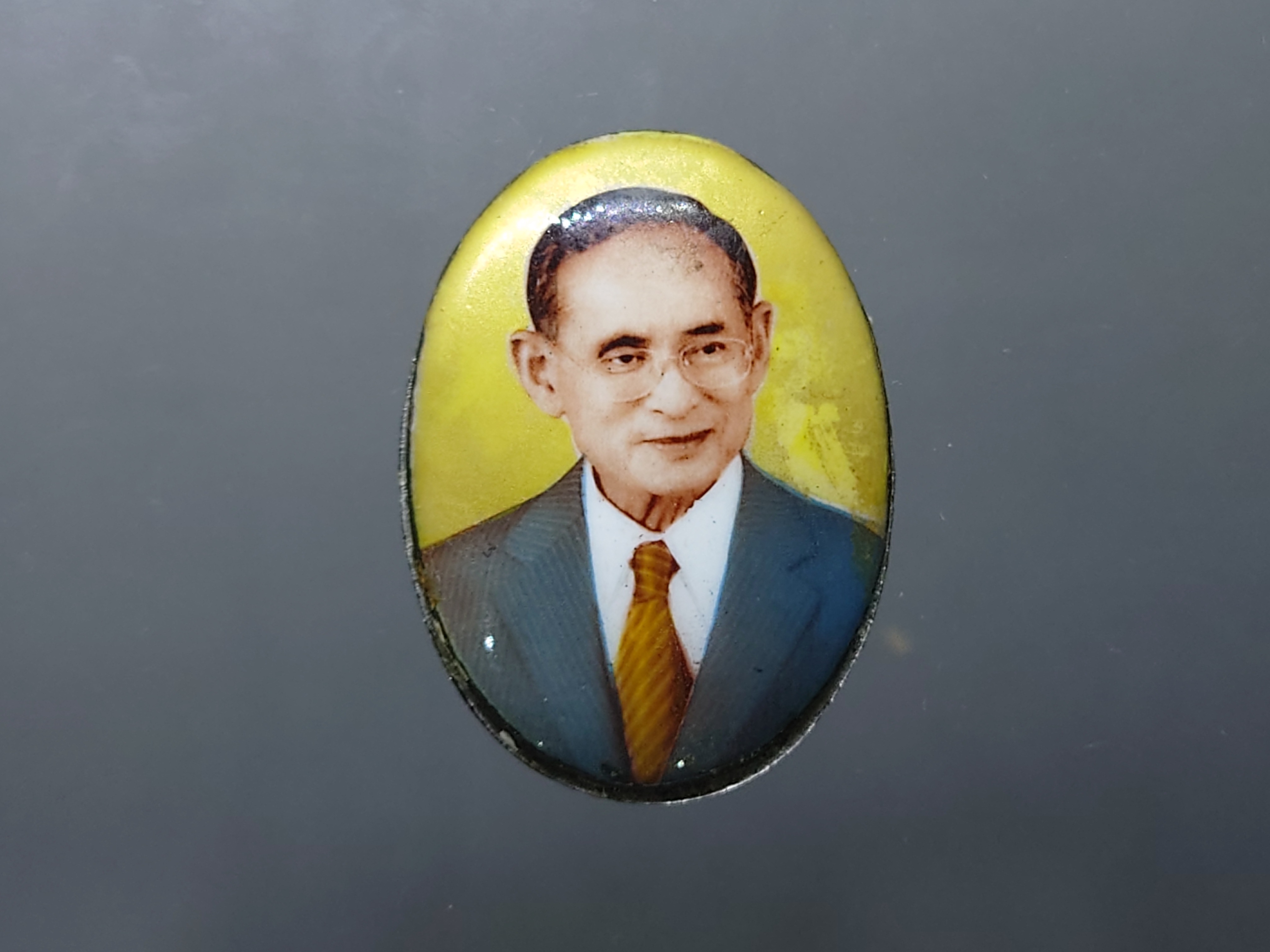 ล็อกเก็ต รัชกาลที่9 (ร.9) รุ่นแรก (พิมพ์รีใหญ่) ฉากทอง หลังสแตนเลส หลังบรรจุ ผงจิตรลดา พร้อมพระยอดธง มงคลระลึกครบ 25 ปี มูลนิธิศรีรัตนโกสินทร์ วัดสุทธาราม พ.ศ.2550 ตลับเดิม