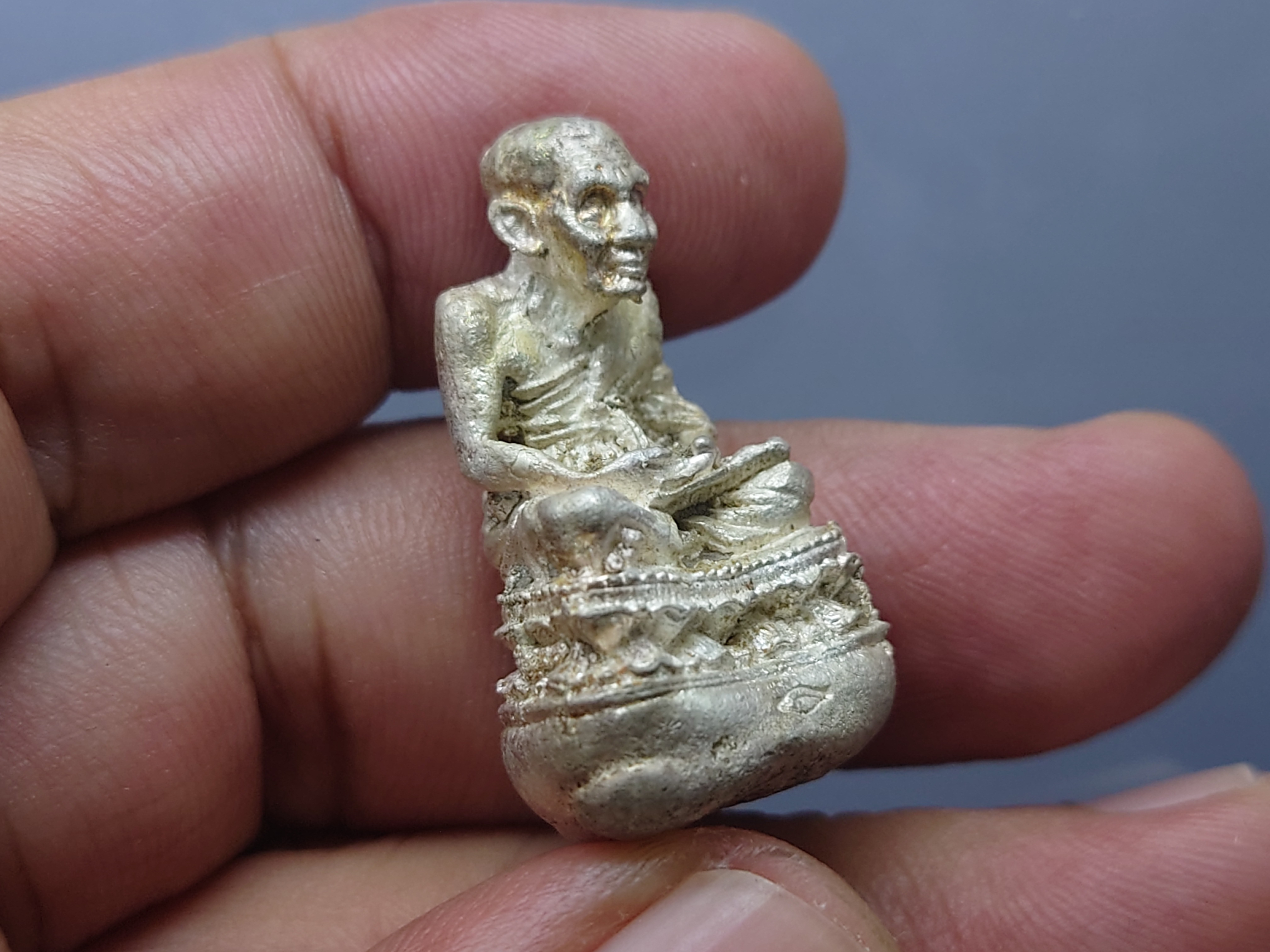 หลวงปู่ทวด พิมพ์เปิดโลกเหวี่ยงมือ รุ่นแรก เนื้อเงิน ปลุกเสกเดี่ยวโดย หลวงปู่ทิม อัตตสันโต ณ วัดพระขาว ปี 2540 พร้อมตลับเดิม