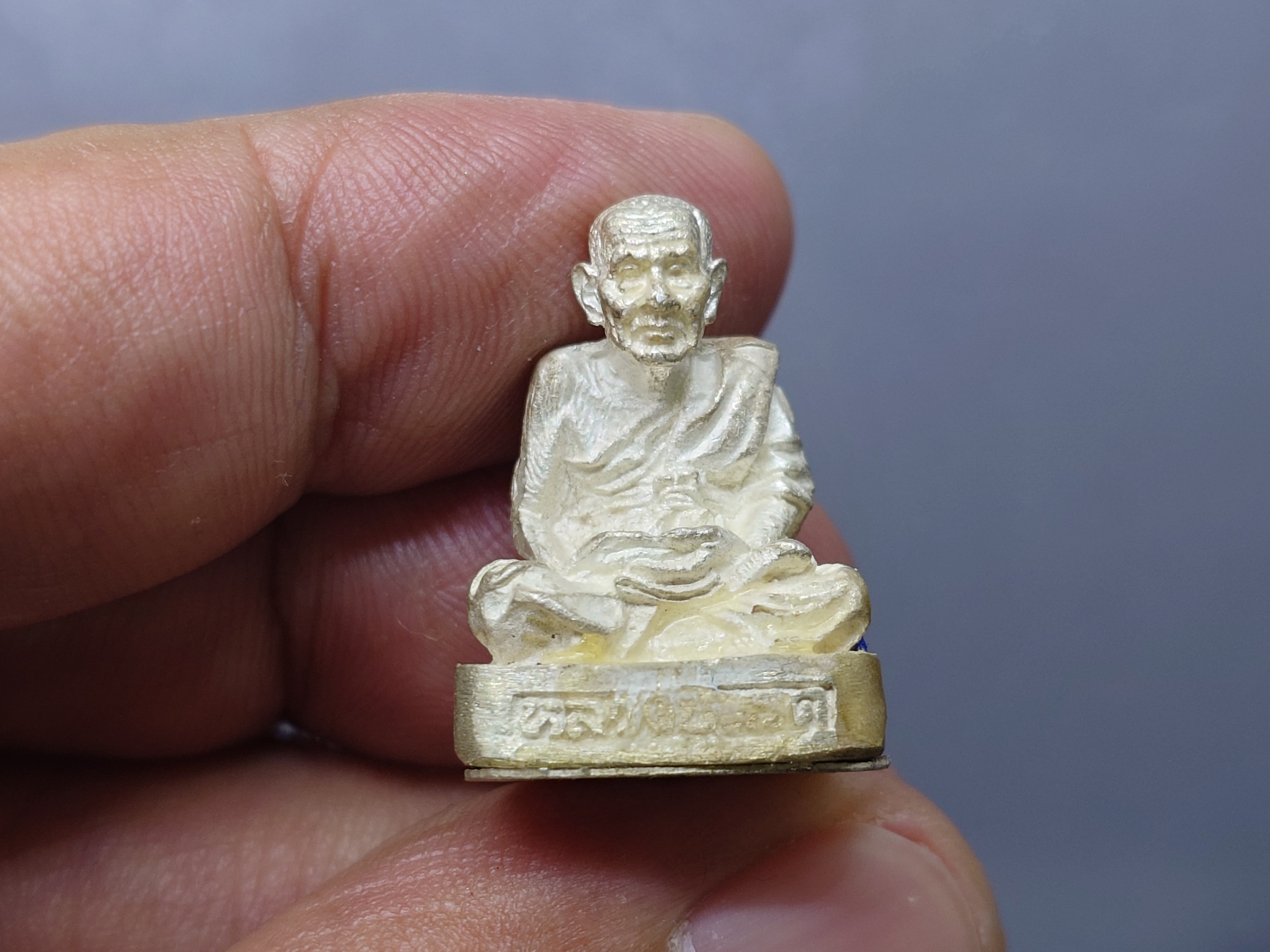 หลวงปู่ทวด เนื้อเงิน รูปหล่อลอยองค์ จัดสร้างโดย ค่ายเสนาณรงค์ มณฑลทหารบกที่ ๔๒ วัดช้างให้ จ.ปัตตานี ปี2538 พร้อมตลับเดิม