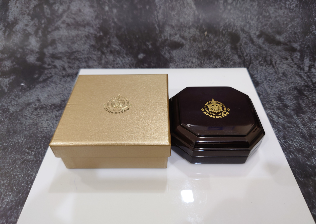 กล่องไม้แปดเหลี่ยม สำหรับใส่เหรียญทองคำ (หรือใส่เหรียญที่ใส่ตลับขนาดวงนอก 4.5 เซ็น) จากกรมธนารักษ์ สภาพผ่านใช้สวย 95%
