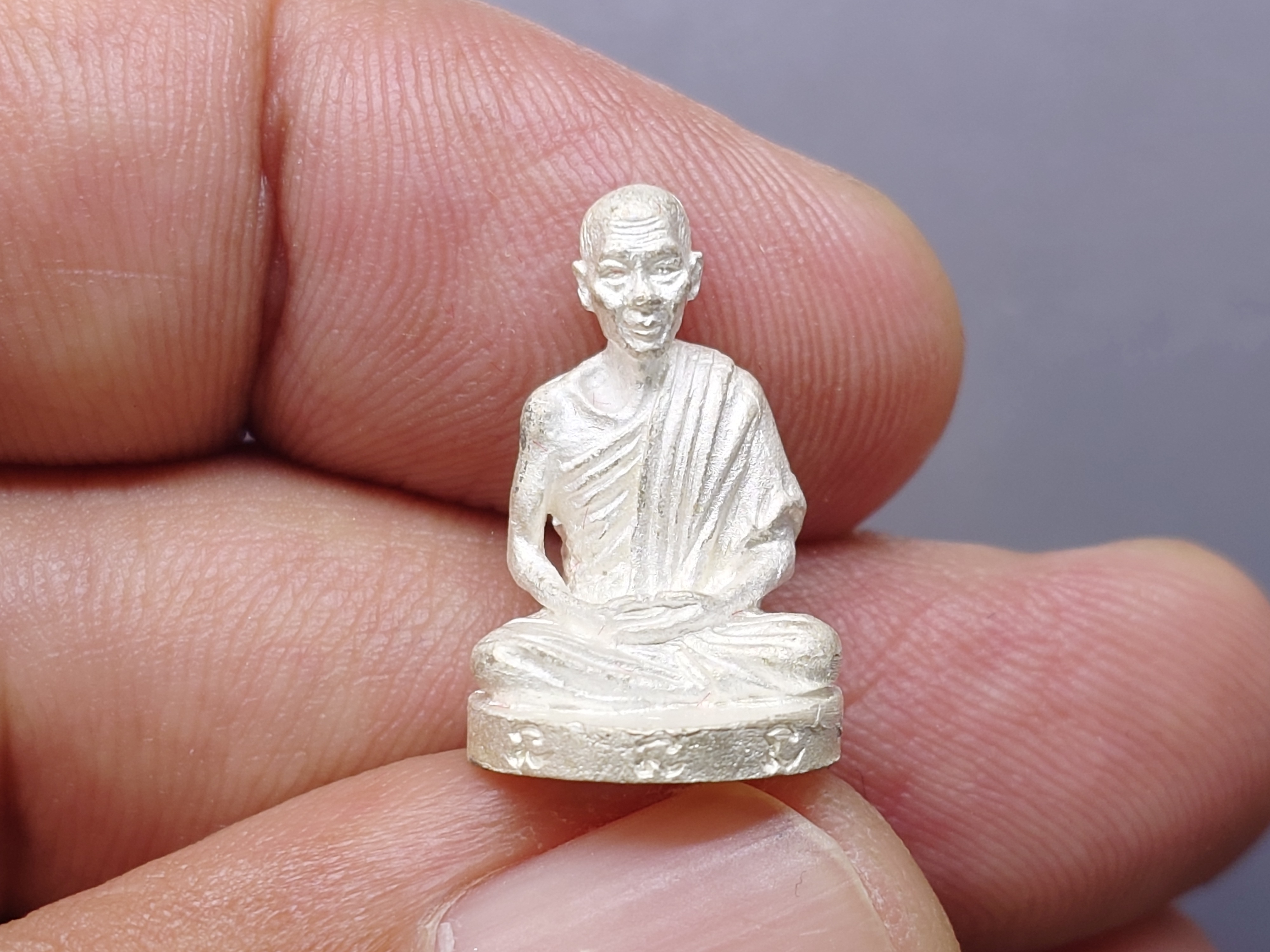 หลวงพ่อเกษม เขมโก ลอยองค์ เนื้อเงิน อธิษฐานจิตปลุกเสกโดย หลวงพ่อเกษม เขมโก สำนักสุสานไตรลักษณ์ ลำปาง ปี2537 ตลับเดิม