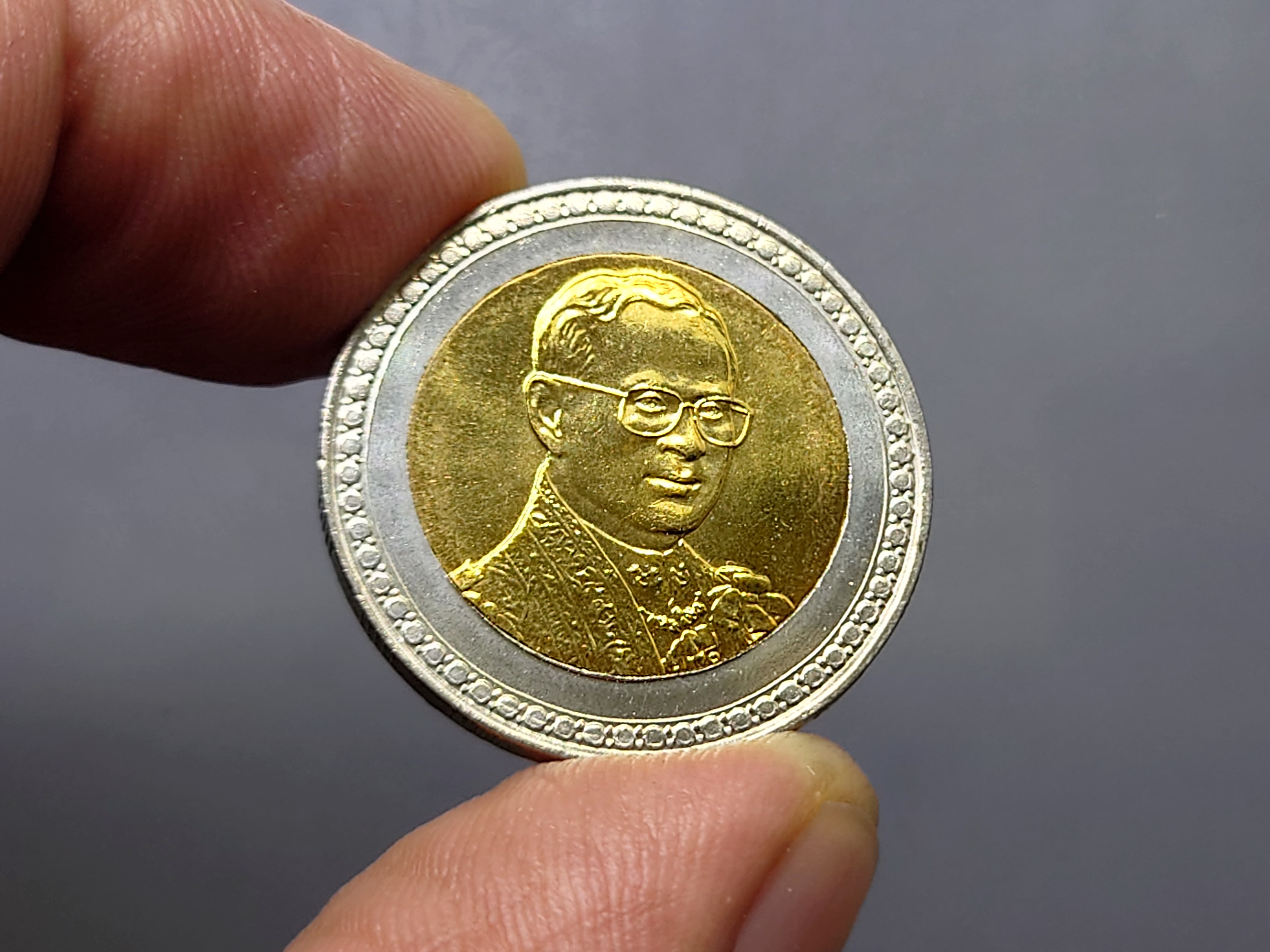 เหรียญ 10 บาท สองสี ที่ระลึก วาระ ครองราชย์ครบ 60 ปี รัขกาลที่9 ร.9 สภาพไม่ผ่านใช้