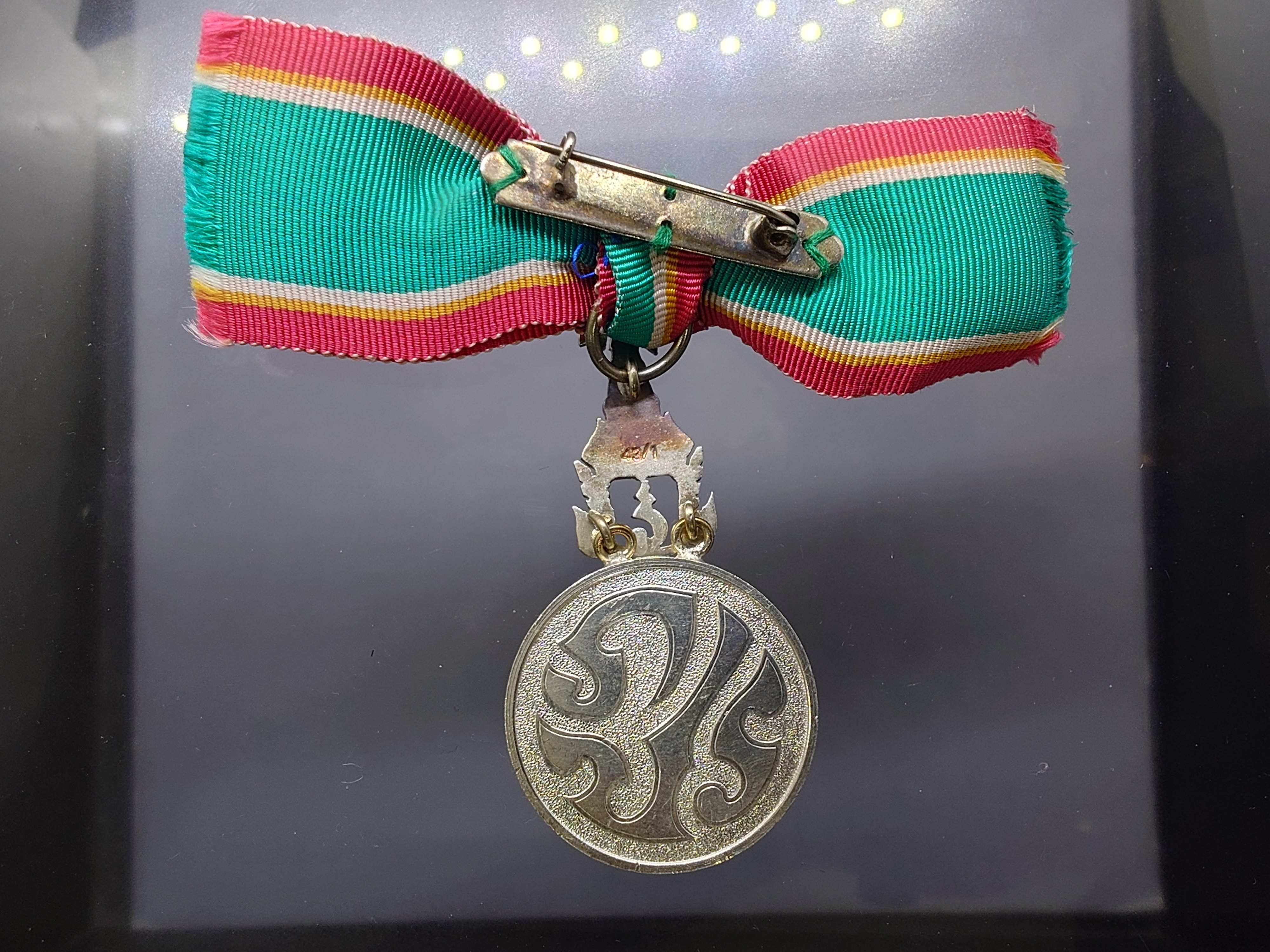 เหรียญเงินประดับแพรแถบ แบบหญิง เครื่องราชอิสริยาภรณ์อันเป็นที่สรรเสริญยิ่งดิเรกคุณาภรณ์ (The Most Admirable Order of the Direkgunabhorn) พร้อมกล่องเดิม