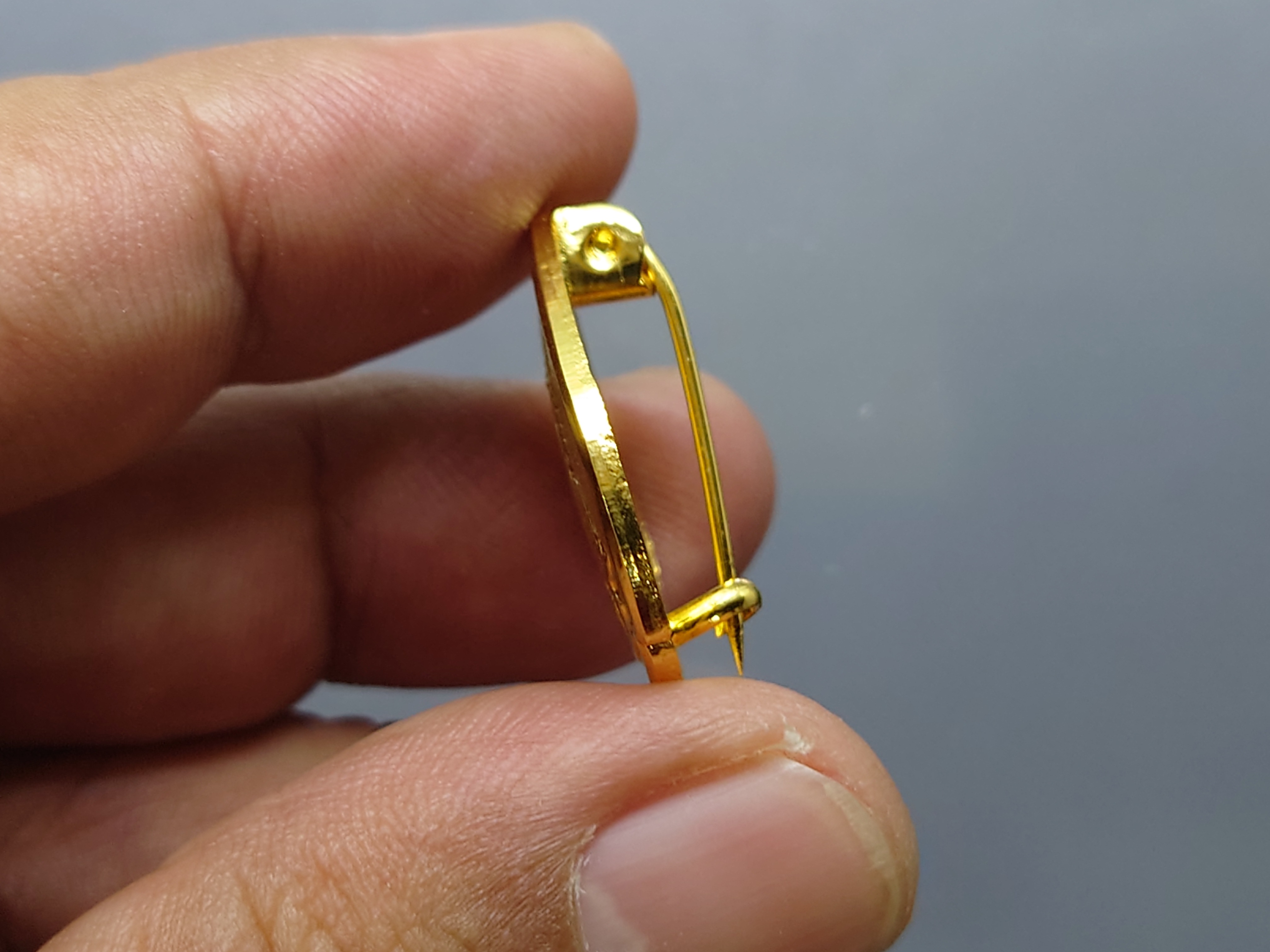 เข็มกลัดที่ระลึก ตราพระราชพิธีกาญจนาภิเษก ร9 บล็อกกษาปณ์ กรมธนารักษ์ จัดสร้าง ปี2539