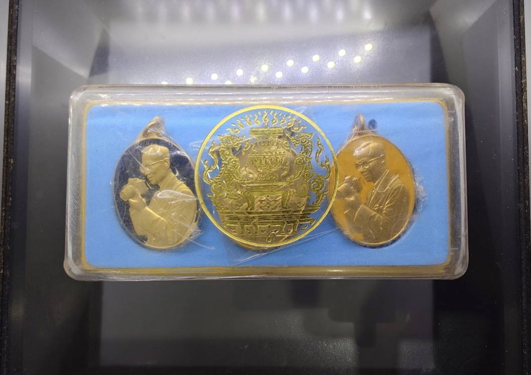 เหรียญที่ระลึก ในหลวง ร9 ทรงกล้อง (ทรงฉายภาพ) ชุด 3เหรียญ ลงยาสีทอง สีเหลือง สีน้ำเงิน พ.ศ.2541 พร้อมกล่องเดิม