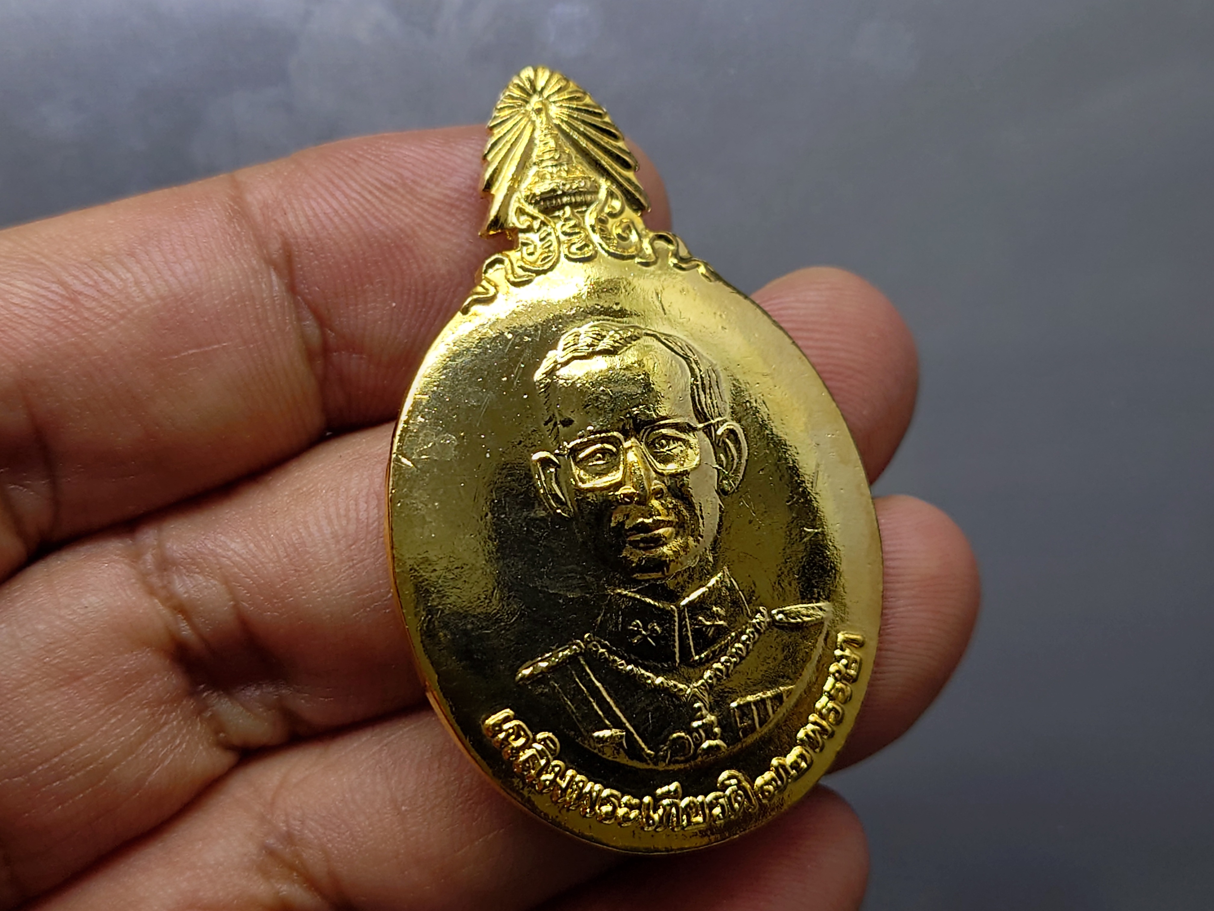 เข็มกลัดที่ระลึก งานวันพ่อแห่งชาติ 5 ธันวามหาราช ครั้งที่ 23 พระบรมรูป รัชกาลที่9 (ร.9) เนื้อกาหลั่ยทอง พ.ศ.2542