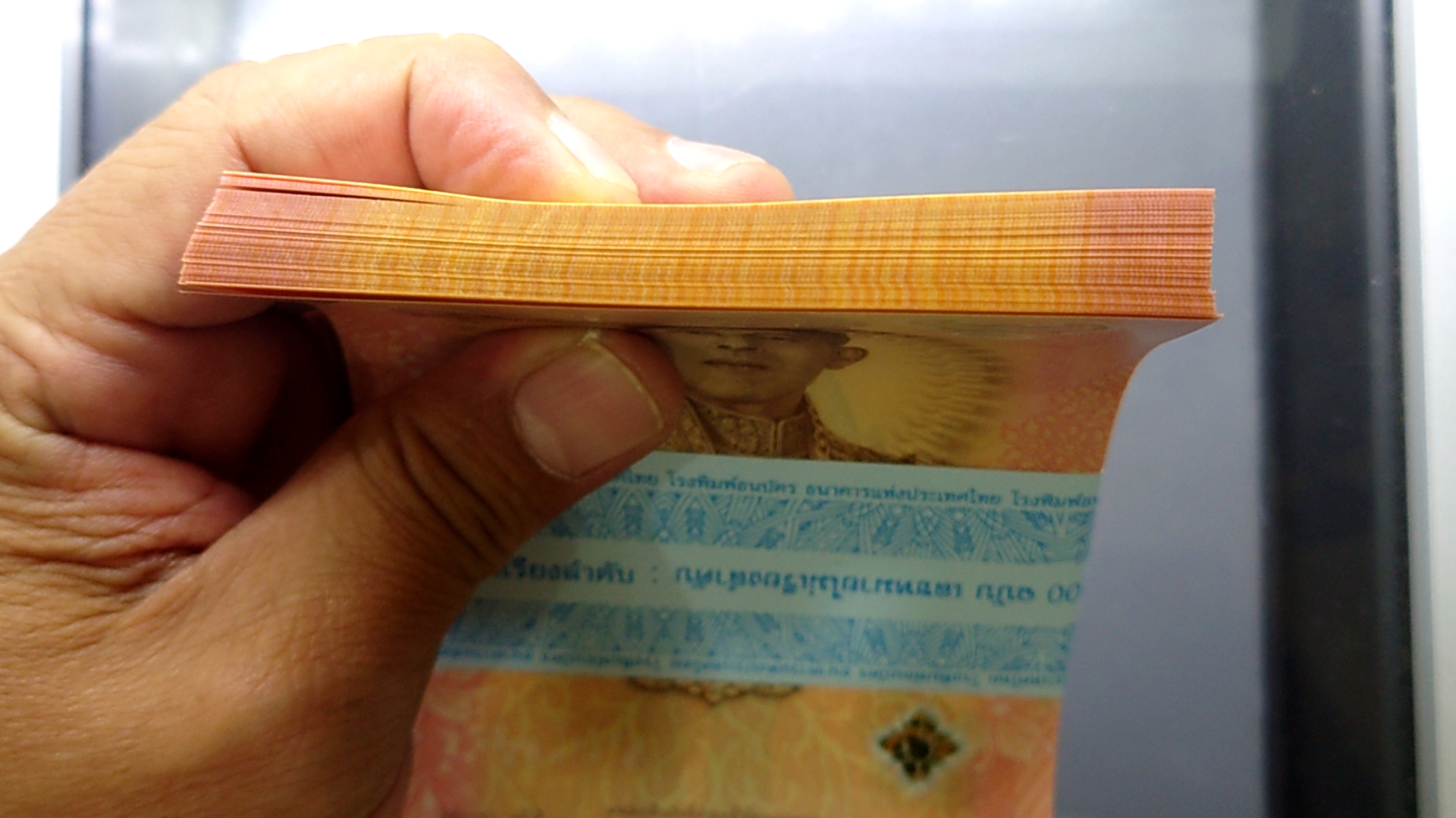 ธนบัตร 100 บาท (ยกแหนบ 100 ใบ ไม่เรียงเลข) ที่ระลึกเฉลิมพระเกียรติพระชนมพรรษา 6 รอบ รัชกาลที่10 พ.ศ.2567 ไม่ผ่านใช้