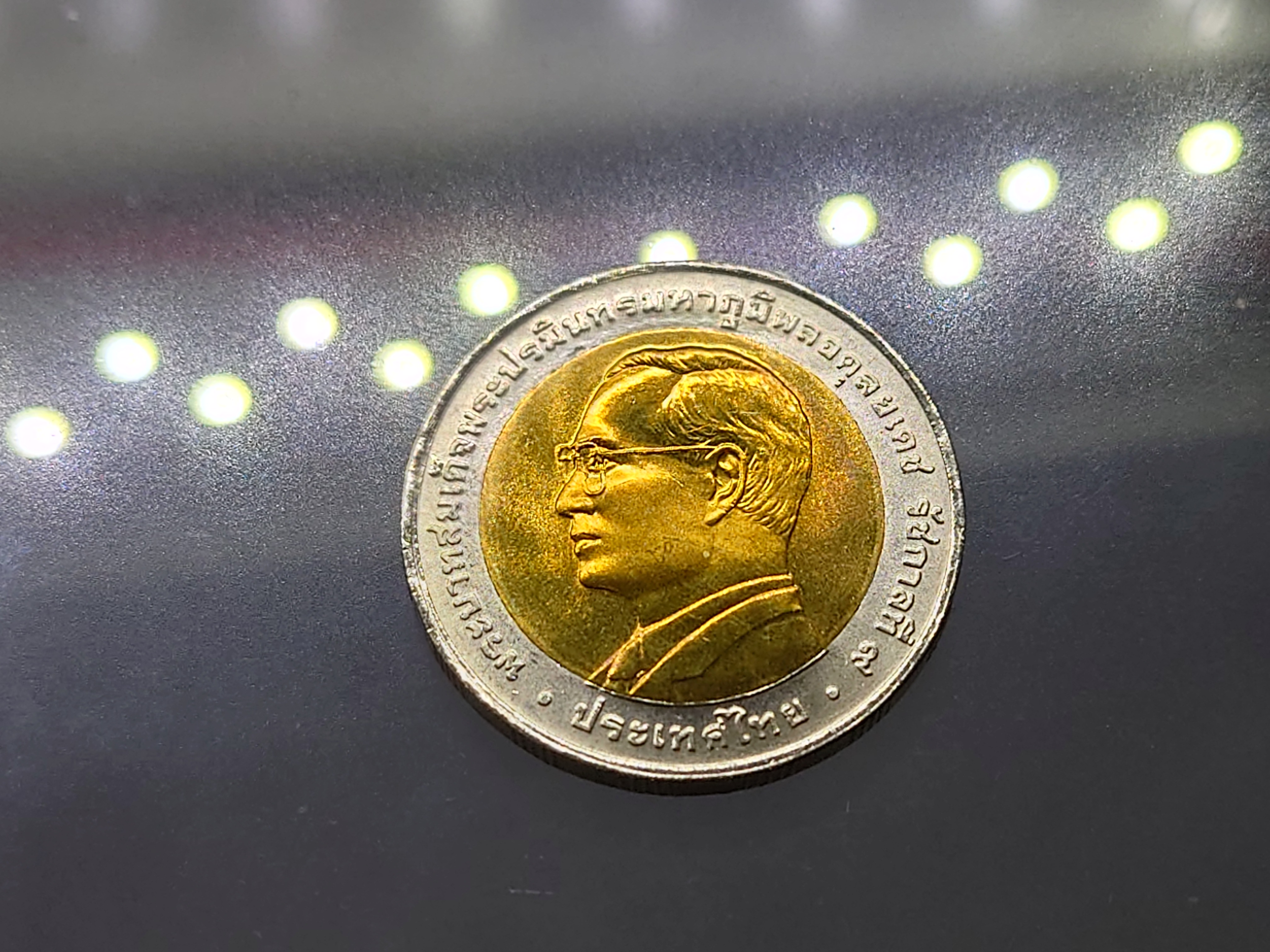 เหรียญ 10 บาท สองสี เหรียญที่ระลึก การประชุมเอเปค พระรูป รัชกาลที่9 ปี 2546 ไม่ผ่านใช้